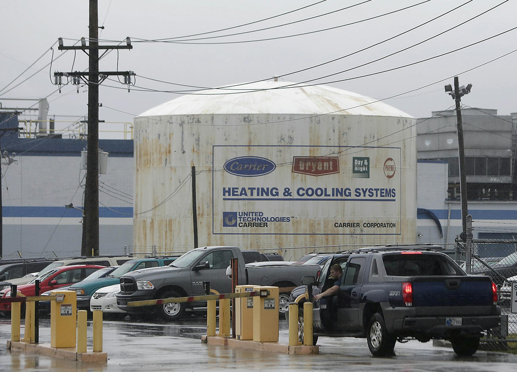 FILE ó A Carrier plant, which employs more than 1,400 workers and is scheduled to close, with production moving to Mexico, in Indianapolis, March 10, 2016. Reversing a plan President-elect Donald Trump had assailed, the company will keep more than half of the 2,000 manufacturing jobs in Indiana that it was to shift to Mexico. (Joshua Lott/The New York Times) ORG XMIT: MIN2016120111480115