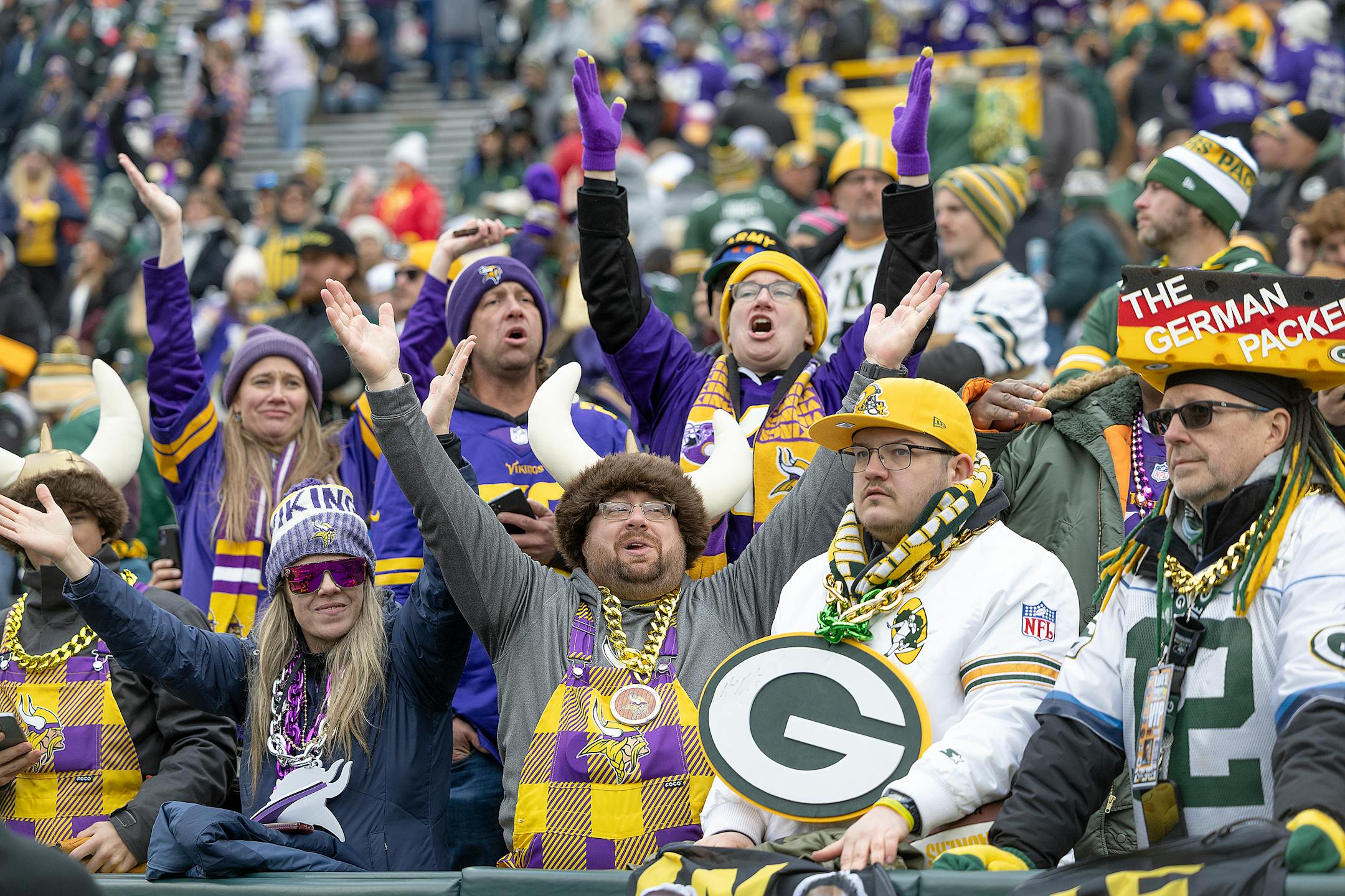 Minnesota Vikings fans celebrate players as they make their way off the field at Lambeau Field in Green Bay, Wis., on Sunday, Oct. 29, 2023. This drive led to a touchdown. ] Elizabeth Flores • liz.flores@startribune.com