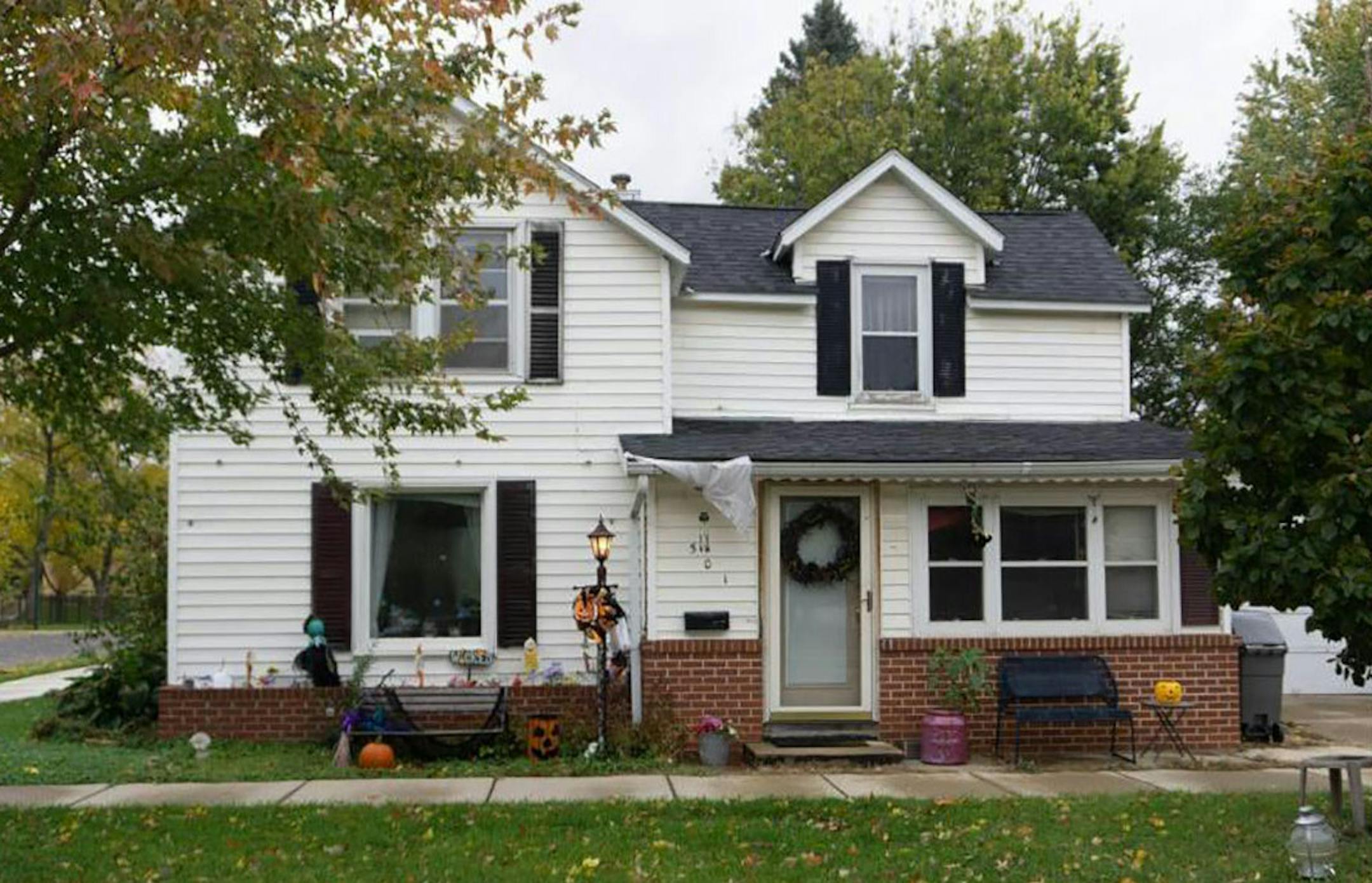 Chaska
Built in 1886, this three-bedroom, one-bath house has 1,184 square feet and featurres three bedrooms on one level, eat-in kitchen, foyer and one-care detached garage. Listed by Ken Haasken, Chestnut Realty, 612-414-3505.