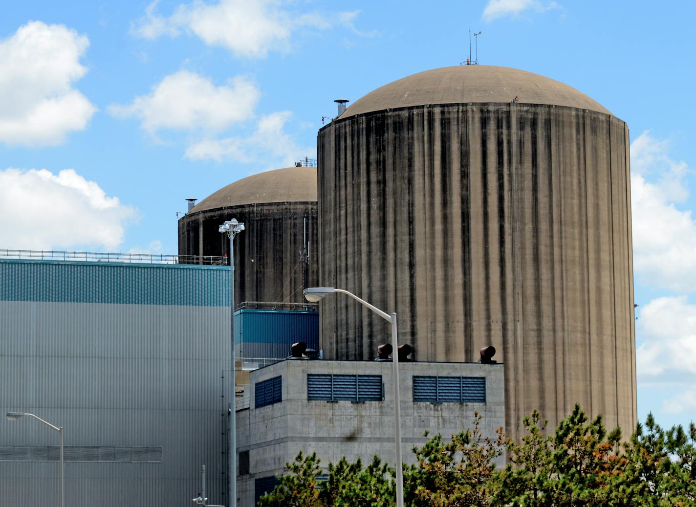 The two oldest heat-conversion units in the U.S. nuclear power industry are about to be replaced at a cost of $285 million at Xcel Energy's Prairie Island reactors in Red Wing. The steam generators are key parts of pressurized-water reactors, converting hot, radioactive fluid from the reactor core into non-radioactive steam to drive turbines. The twin 330-ton replacement units, built in France, rely on nearly 3,400 tubes -- perhaps the weakest link in the technology -- to transfer the heat.] Ric