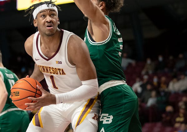 Eric Curry (1) of Minnesota plays against Green Bay on Dec. 22, 2021 at Williams Arena.