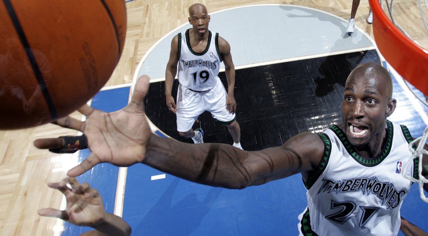 Carlos Gonzalez/Star Tribune February 4, 2005 &#xd2; Target Center &#xd2; Minneapolis, MN &#xd2; NBA - Minnesota Timberwolves vs. Houston Rockets &#xd2; FOR FILE --- Minnesota&#xcc;s Kevin Garnett, #21. ORG XMIT: MIN2016092320515390