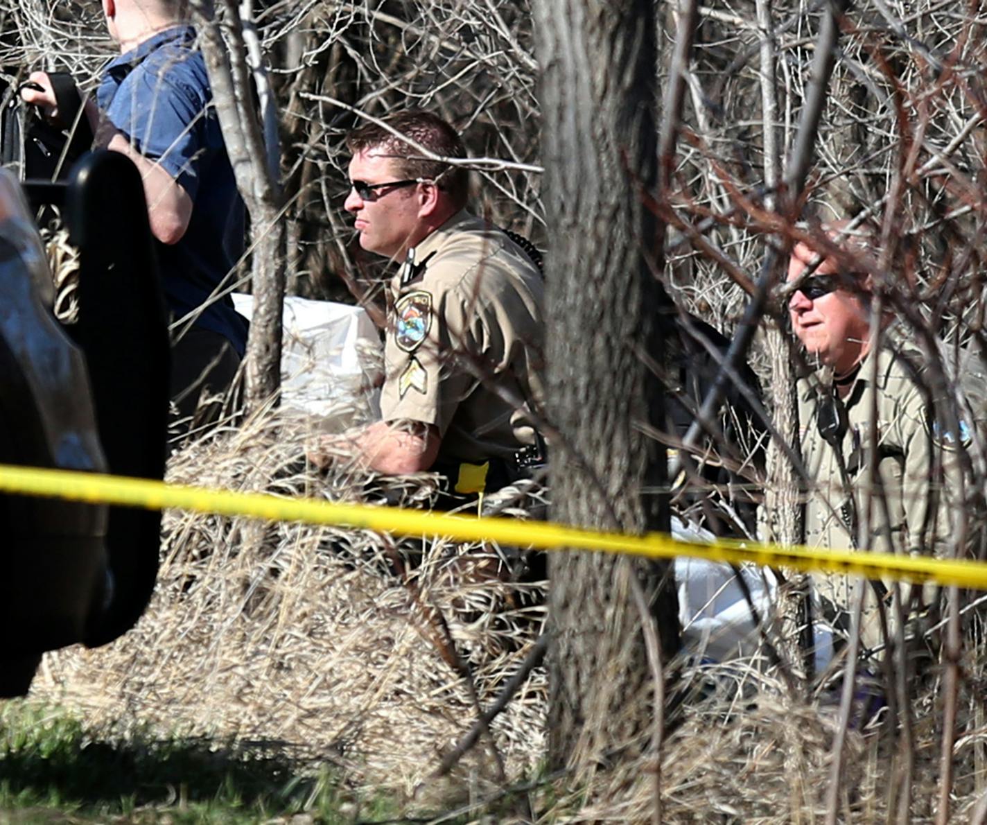 The Hennepin County Sheriff's department along with the Hennepin County Medical examiner brought up a body they that was found near the shore of the Mississippi River ] (KYNDELL HARKNESS/STAR TRIBUNE) kyndell.harkness@startribune.com A body was found at the North Mississippi Regional Park Min., Saturday, April 11, 2014.