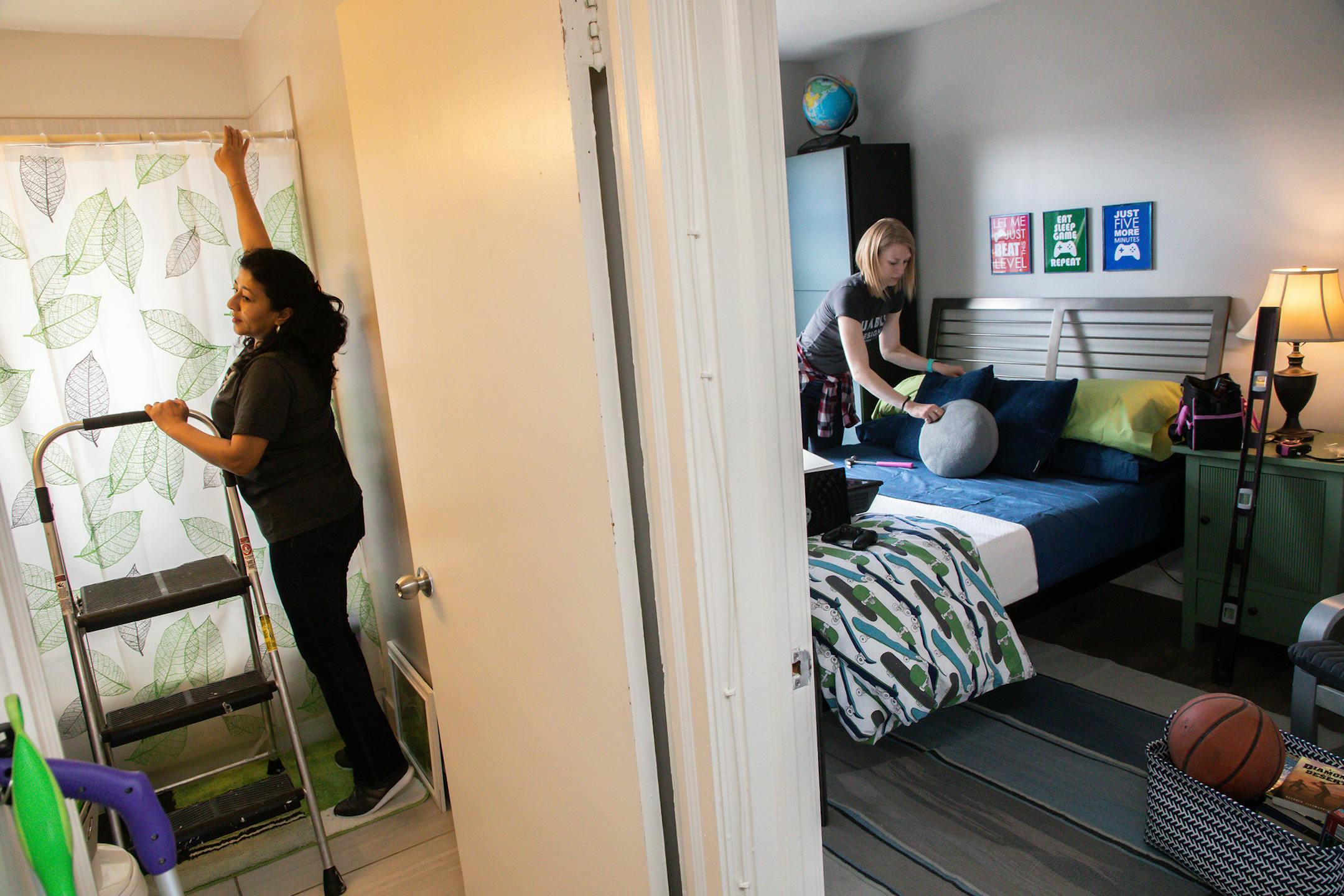 Volunteers from Humble Design Irais Ibarra, left, and Kim Hannay put finishing touches at a bathroom and bedroom of Sheronna Ragin-Winters, 38, during a make over in Chicago on Friday, March 22, 2019. (Zbigniew Bzdak/Chicago Tribune/TNS) ORG XMIT: 1300034 ORG XMIT: MIN1904111016200984