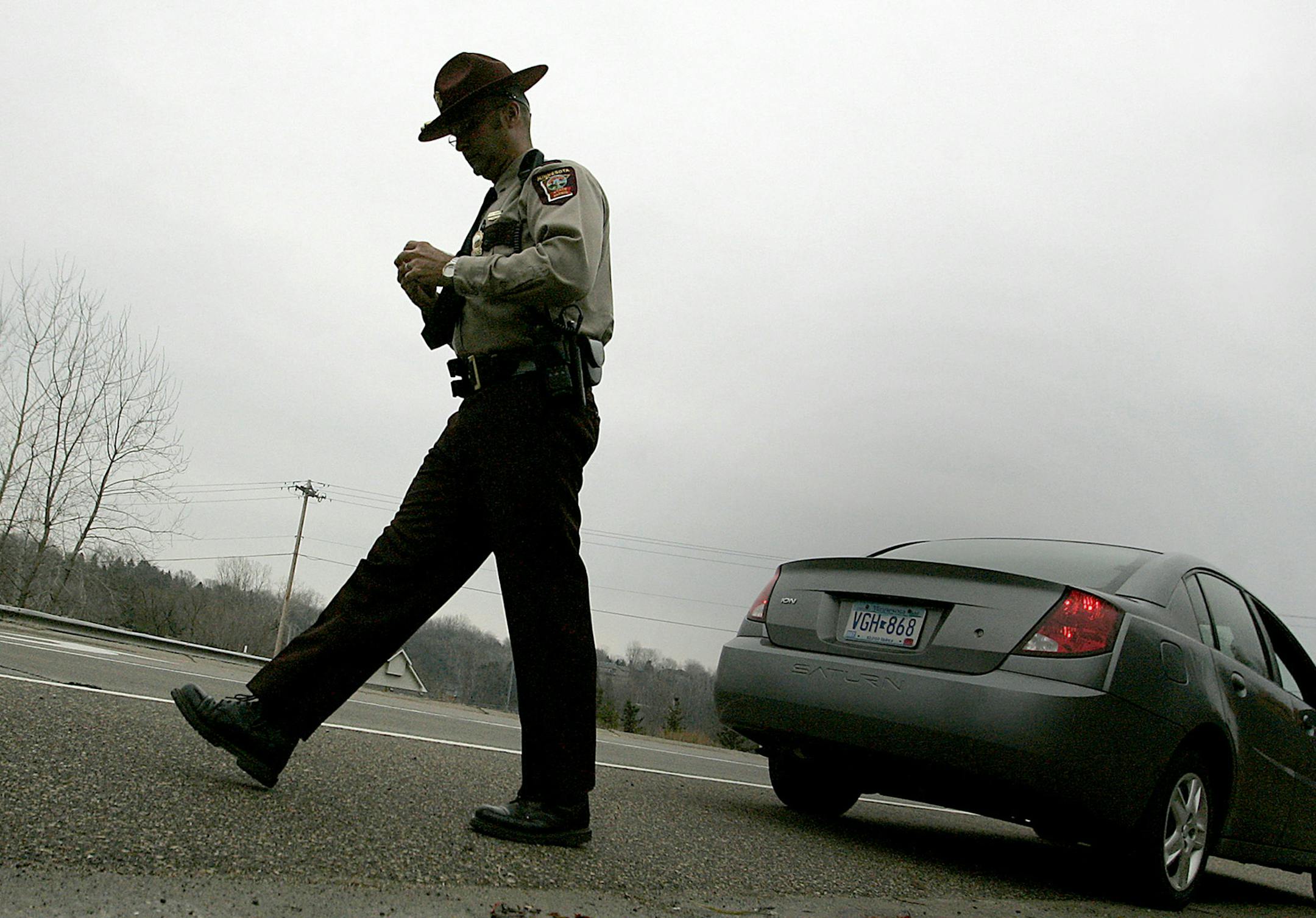 ELIZABETH FLORES√Ø eflores@startribune.com March 24, 2009 - Inver Grove Heights, MN - Minnesota State Patrol Sargaent Curt Thurmes made his way to his trooper along Hwy 3 and Hwy 52 after making a traffic stop for speeding. Thurmes has been with the state patrol since 1986. ORG XMIT: MIN2013080717345998