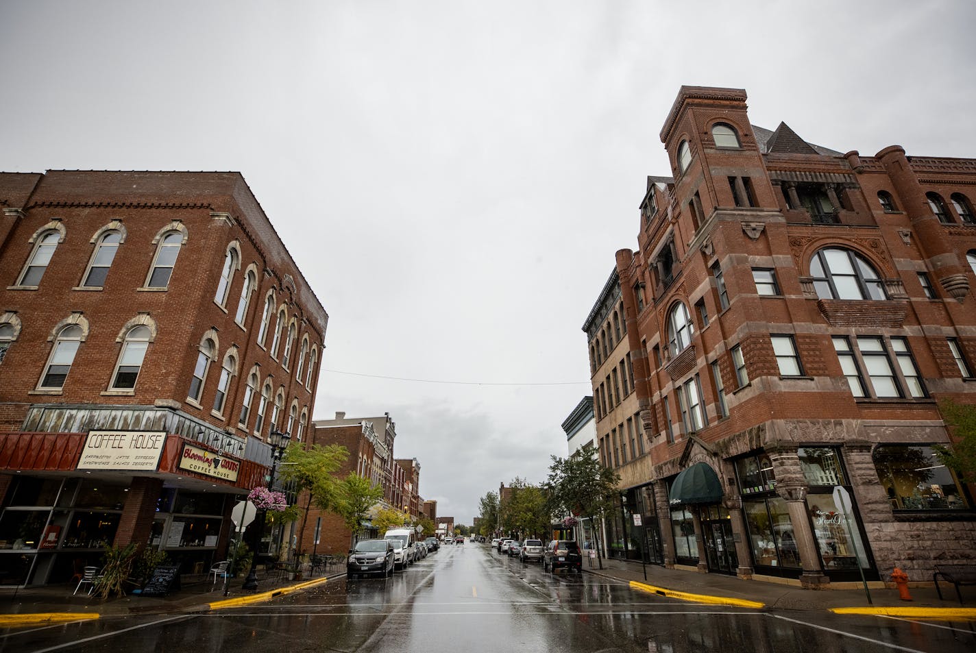 The view of Third Street in downtown Winona. ] CARLOS GONZALEZ • cgonzalez@startribune.com – Winona, MN, – September 24, 2020, A sense of normalcy has returned to college towns across Minnesota since the start of the fall semester, but with it has come increases in COVID-19 cases and greater risk to small communities like Winona,