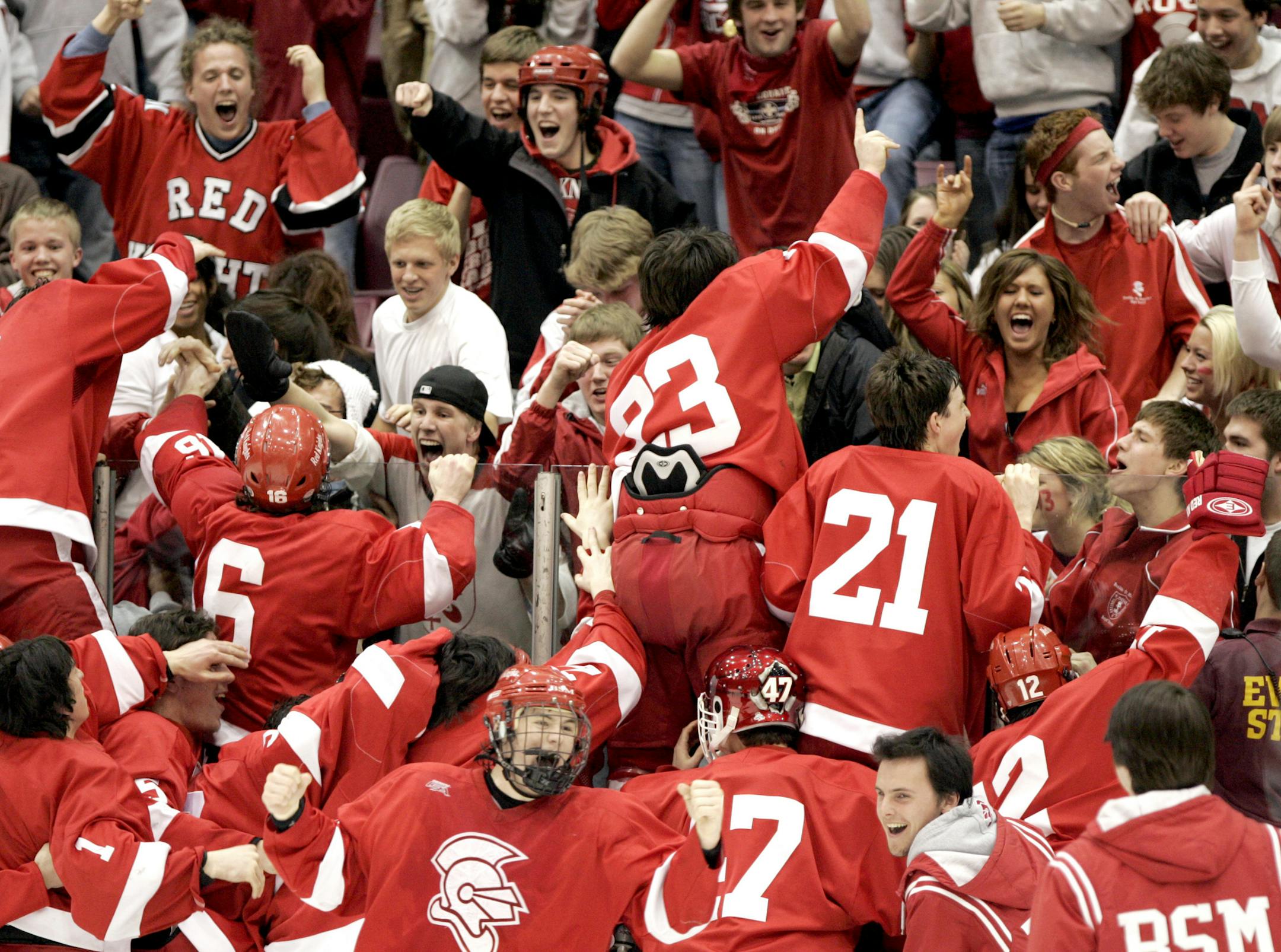 CARLOS GONZALEZ ï cgonzalez@startribune.com February 27, 2008 ñ Mariucci Area ñ Minneapolis, MN ñ Boyís Hockey Section Finals ñ Benilde - St. Margaretís vs. Minnetonka ñ ] Benilde-St. Margaretís celebrated with their fans after an overtime victory. BSM beat Minnetonka by a final score of 3-2 on Wednesday night. ORG XMIT: MIN2014030419171510