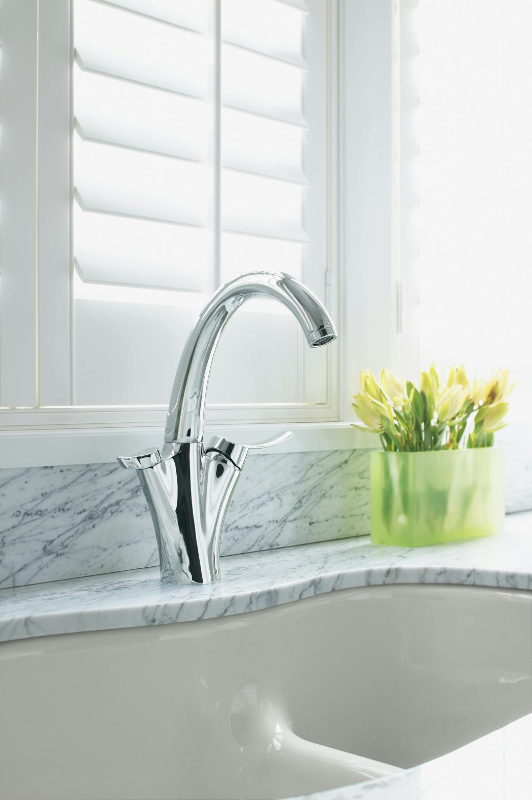 All-in-one kitchen faucets are designed to combine the benefits of a standard single-lever kitchen faucet, along with an option to deliver on-demand filtered water. 