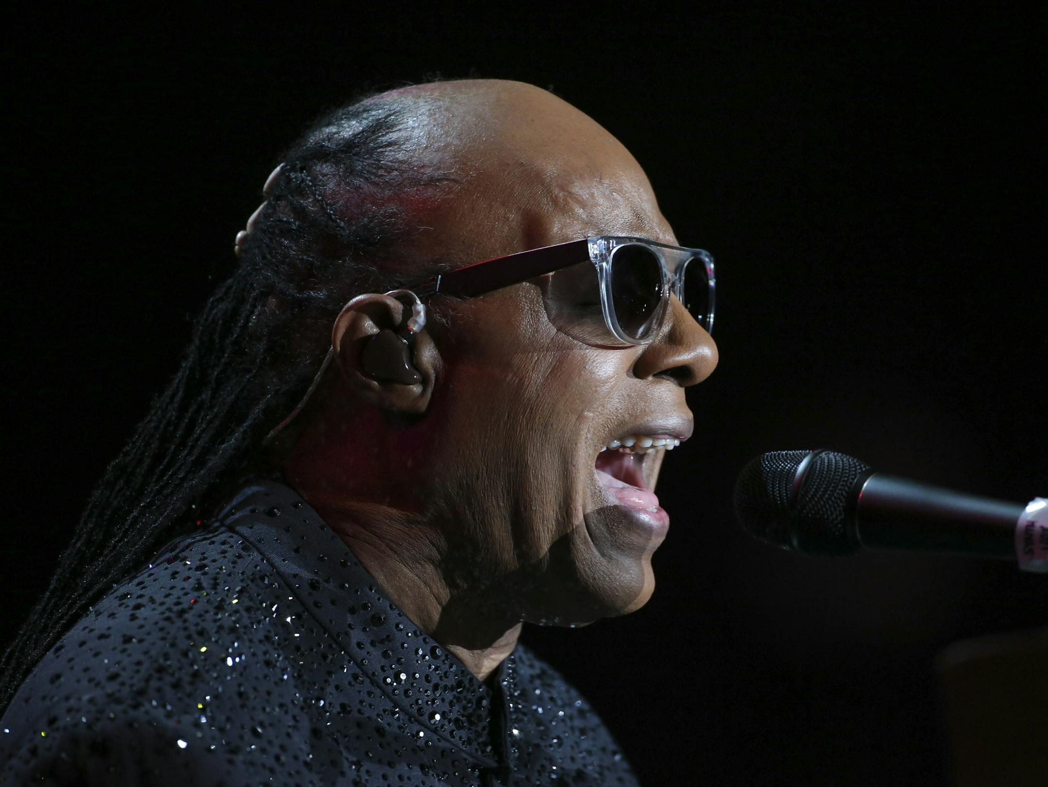 Stevie Wonder started Sunday night&#x2019;s concert late, but his 13,000 fans didn&#x2019;t seem to mind.