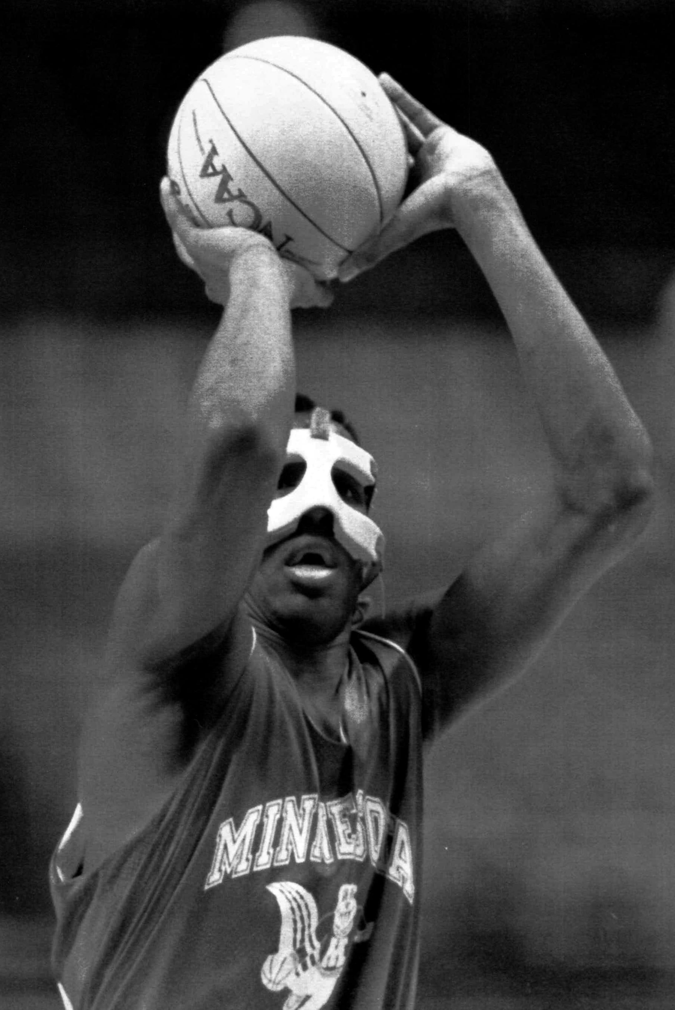 willie burton practices with protective face mask at Greensboro coliseum 1989 ORG XMIT: MIN2013051719081522 ORG XMIT: MIN1305171913510349