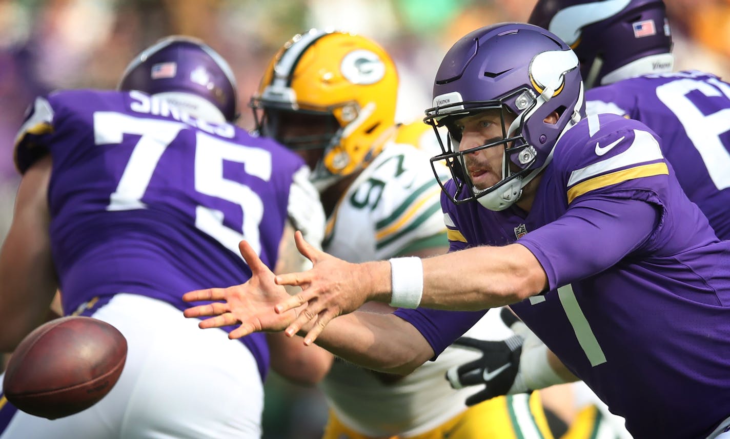 Minnesota Vikings quarterback Case Keenum (7) tossed the football to Minnesota Vikings running back Latavius Murray (25) in the third quarter at U.S Bank Stadium Sunday October 15,2017 in Minneapolis, MN. ] JERRY HOLT &#xef; jerry.holt@startribune.com Jerry Holt