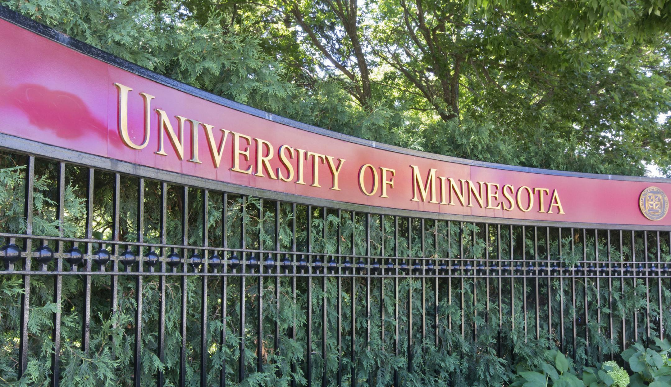 MINNEAPOLIS/USA - July 23: Entrance to the campus of the University of Minnesota. The University of Minnesota is a university in Minneapolis and St. Paul, MN and the 6th largest univerity in the USA. July 23, 2012. ORG XMIT: MIN1505261330310624 ORG XMIT: MIN1510071124370054 ORG XMIT: MIN1601201325070229
