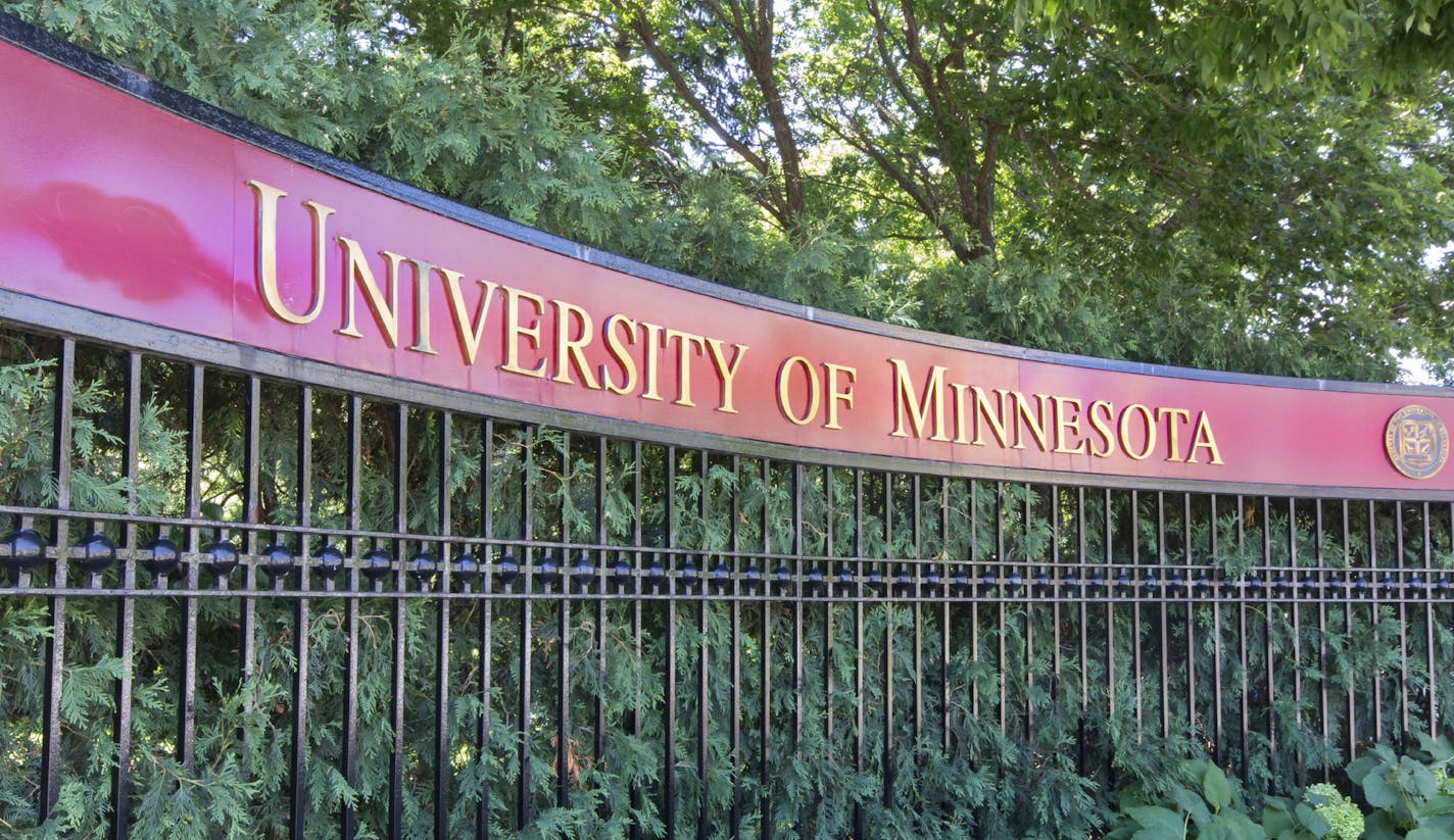 MINNEAPOLIS/USA - July 23: Entrance to the campus of the University of Minnesota. The University of Minnesota is a university in Minneapolis and St. Paul, MN and the 6th largest univerity in the USA. July 23, 2012. ORG XMIT: MIN1505261330310624 ORG XMIT: MIN1510071124370054 ORG XMIT: MIN1601201325070229