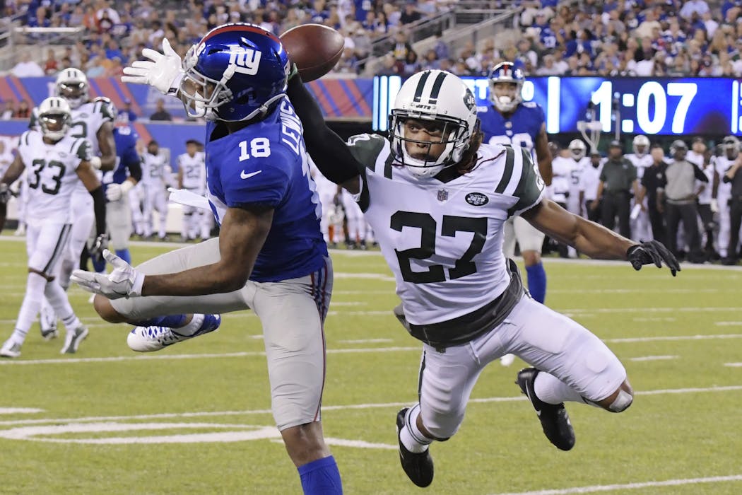 New York Jets' Darryl Roberts (27) defends a pass to New York Giants' Roger Lewis