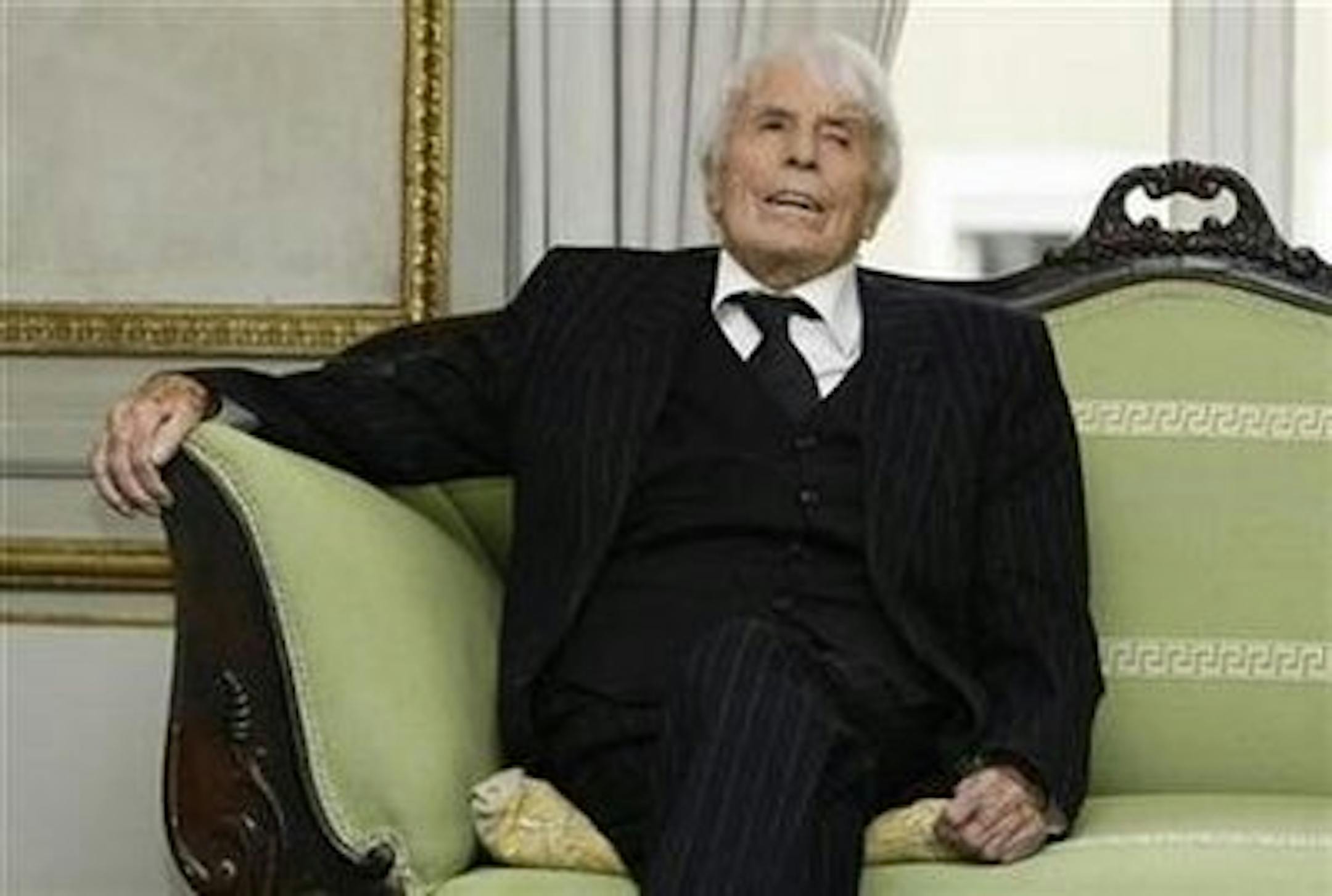 Dutch-born 106-year-old German actor and singer Johannes Heesters poses during a photo call to promote his new movie, a biography, 'Johannes Jopi Heesters' in Munich December 16, 2009.    REUTERS/Michaela Rehle