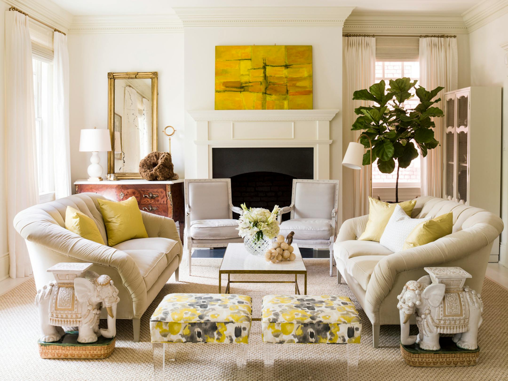 Designer Lauren Liess likes to pair Benjamin Moore's Swiss Coffee on walls with Seashell for trim, shown here in a Washington living room. MUST CREDIT: Helen Norman.