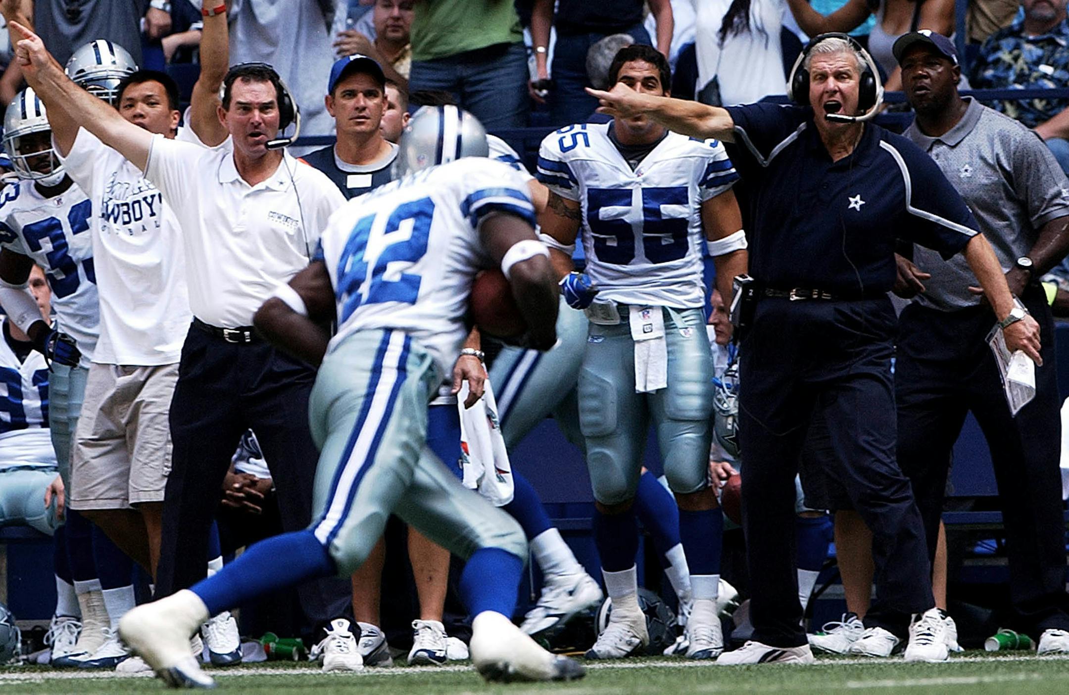 Cowboys head coach Bill Parcells, right, and defensive coordinator Mike Zimmer point the direction Anthony Henry should run after he intercepted a pass against the Giants in 2005. Zimmer is now head coach for the Vikings.