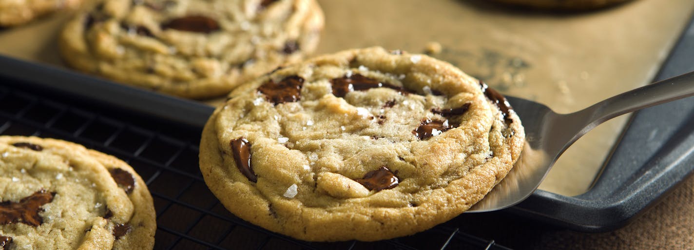 (NYT7) UNDATED -- July 8, 2008 -- CHOCOLATE-CHIP-COOKIES-3 -- Chocolate chip cookies. A sprinkling of sea salt just before baking adds a distinctive dimension to chocolate chip cookies. (Francesco Tonelli for The New York Times) ORG XMIT: NYT7