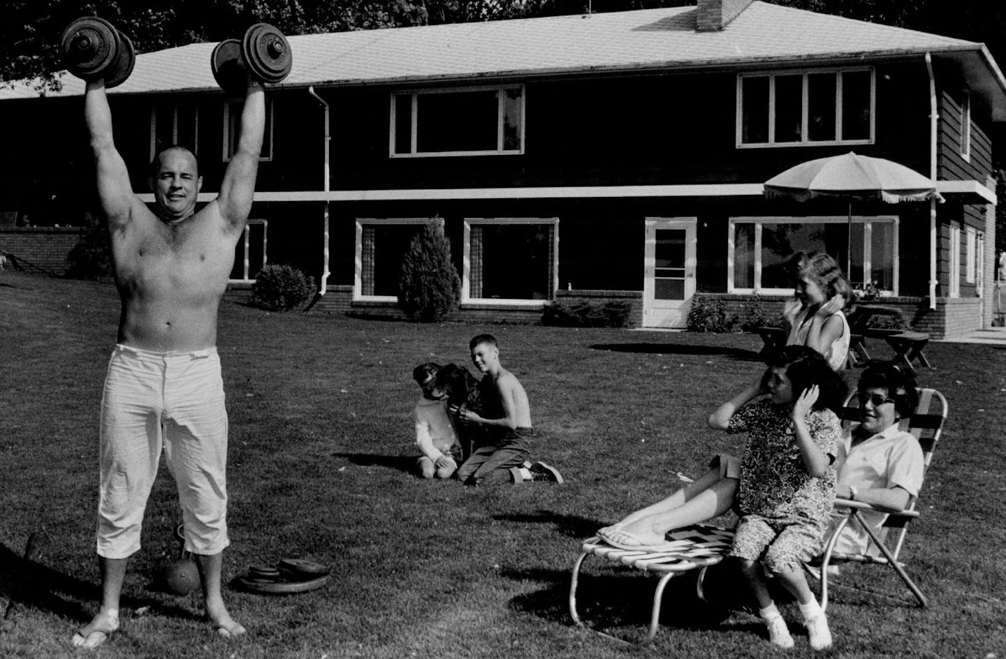 September 25, 1960 Vern Gagne works out on the sloping lawn of his split - level home facing Lake Minnetonka. His wife and children watch. Minneapolis Star Tribune; Minneapolis Sunday Tribune