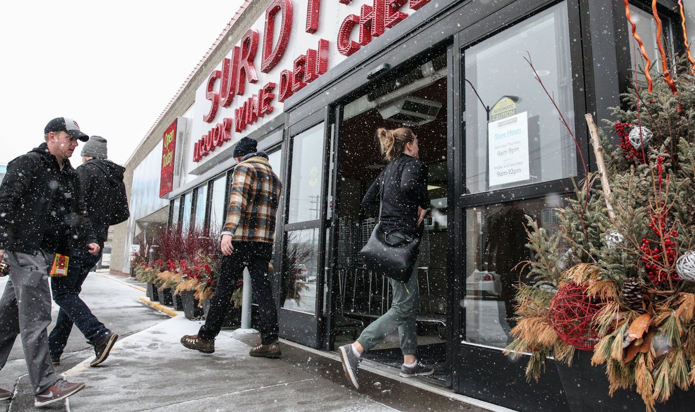 People come to shop in the Surdyk's liquor store in the snow on Sunday March 12, 2017. ] XAVIER WANG &#x2022; xavier.wang@startribune.com