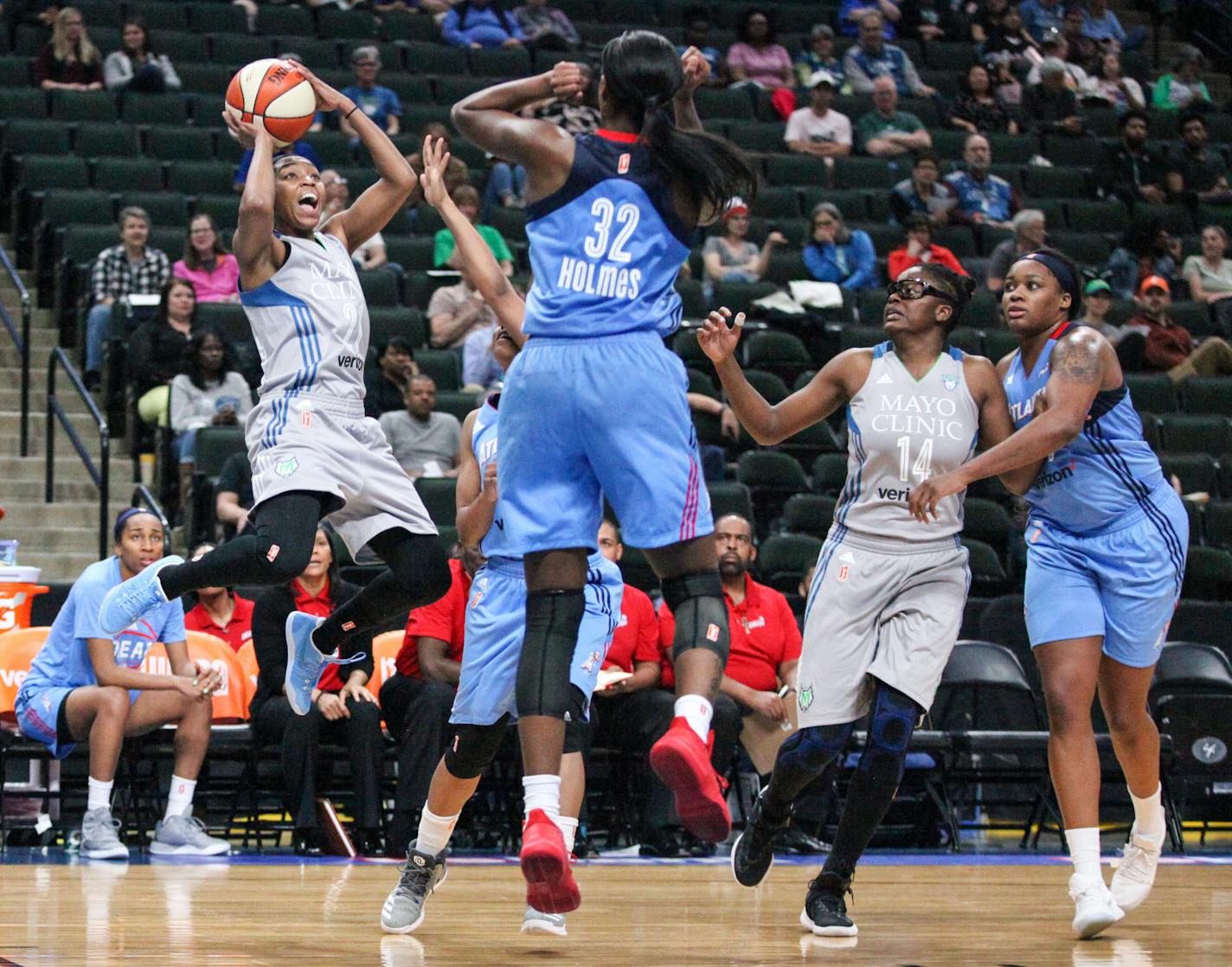 Minnesota Lynx guard Renee Montgomery (21) tried to shoot for a basket in the first quarter.