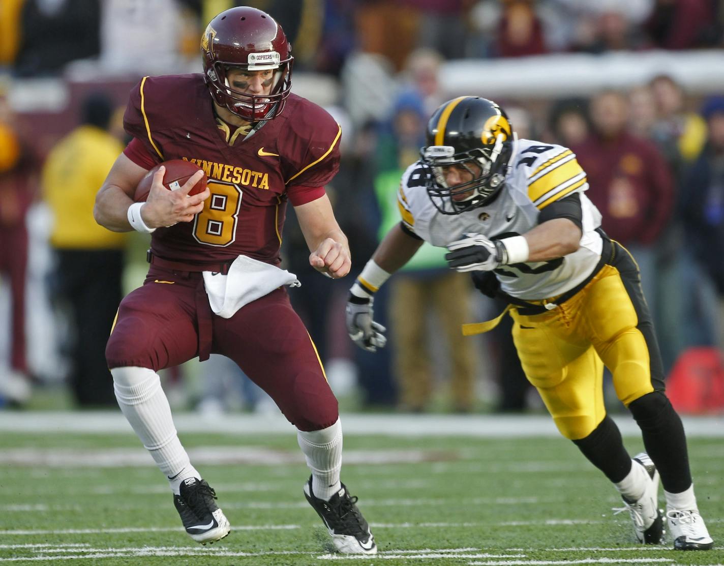 Gophers quarterback Adam Weber (8) in 2010.