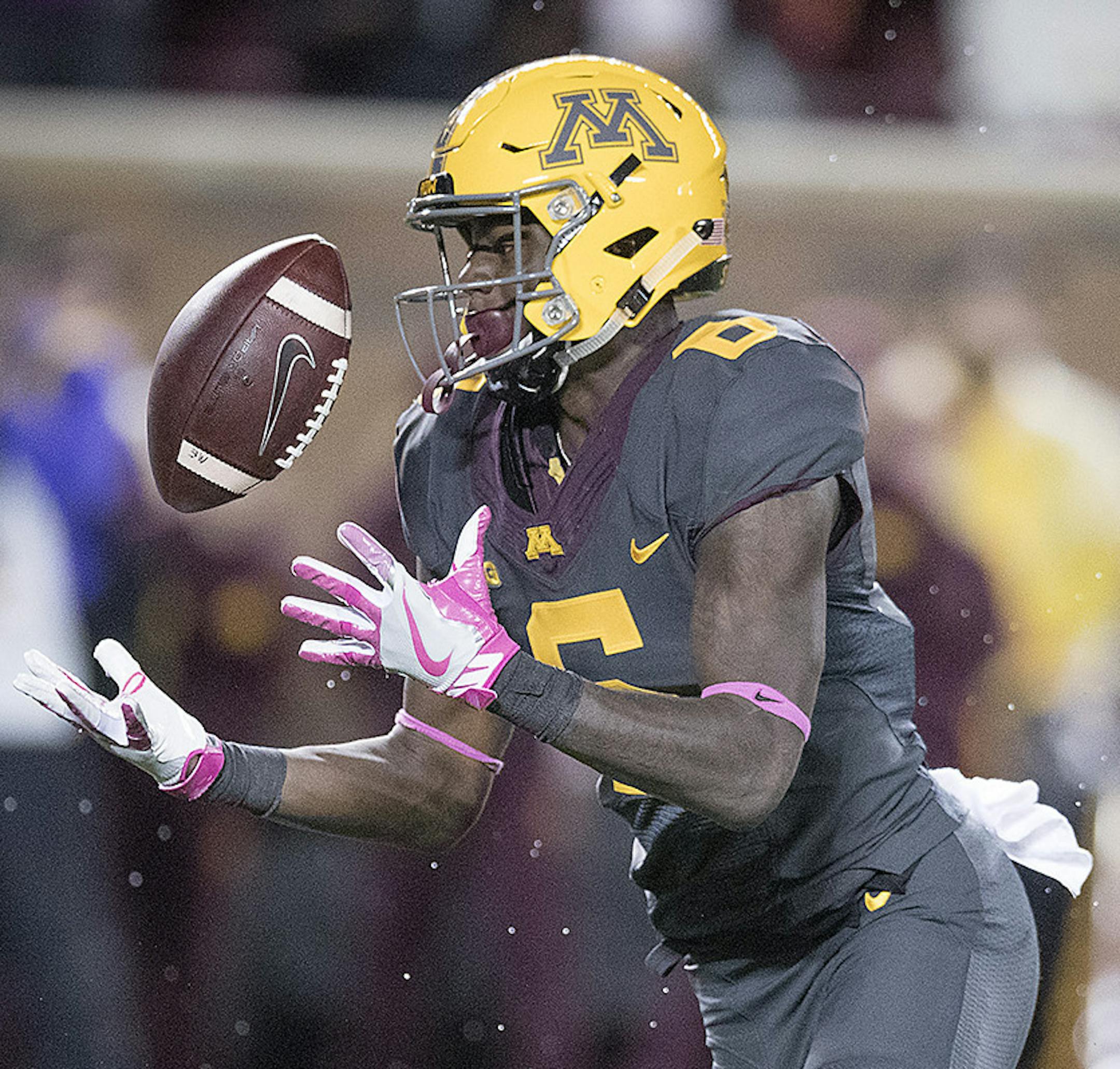 Minnesota's wide receiver Tyler Johnson bobbled the ball before regaining control and running it in for a touchdown during the fourth quarter as the Gophers took on Michigan State at TCF Bank Stadium, Saturday, October 14, 2017 in Minneapolis, MN. ] ELIZABETH FLORES ï liz.flores@startribune.com