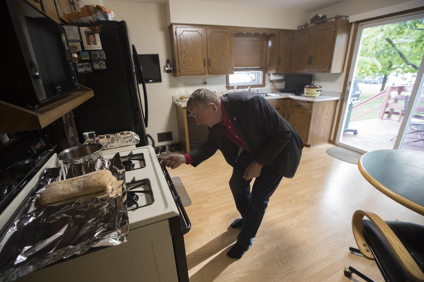 St. Cloud Mayor Dave Kleis prepared to hosted a dinner at his house, cooking for seven strangers on Tuesday September 19,2017 in St. Cloud, MN. ] JERRY HOLT &#xef; jerry.holt@startribune.com Jerry Holt