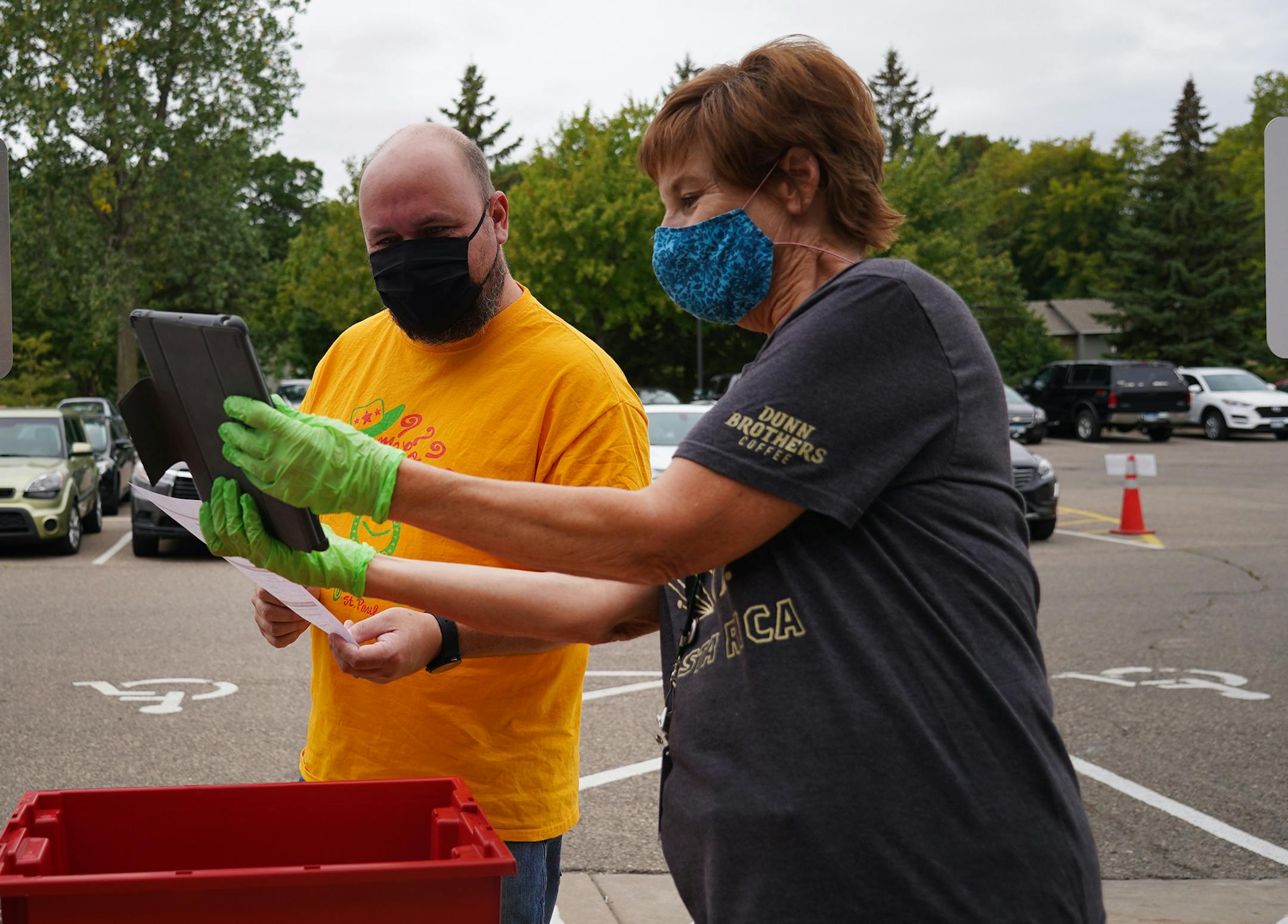 Parent Ben Zachman received curbside iPad support from field tech Lu Amundson. ] Shari L. Gross ¥ shari.gross@startribune.com As St. Paul students continue to learn at home, district leaders have determined what it will take to get at least some kids back to school part-time. It's no easy lift. A 24-item checklist has been set up to allow for the shift from distance learning to a hybrid of remote and in-person instruction, and 16 goals are deemed important enough that a failure to meet just one