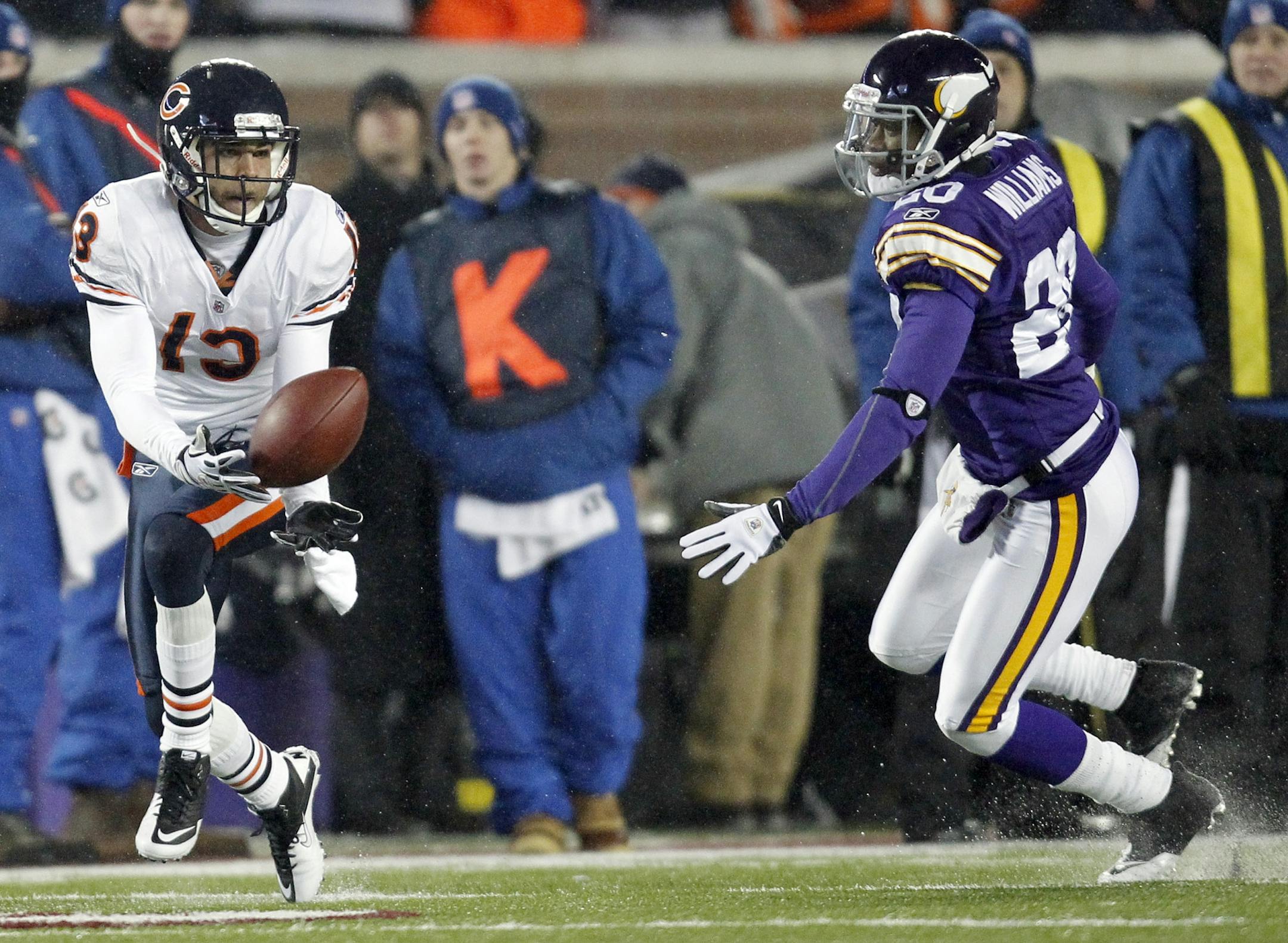 Madieu Williams (20) right against the Bears last season.