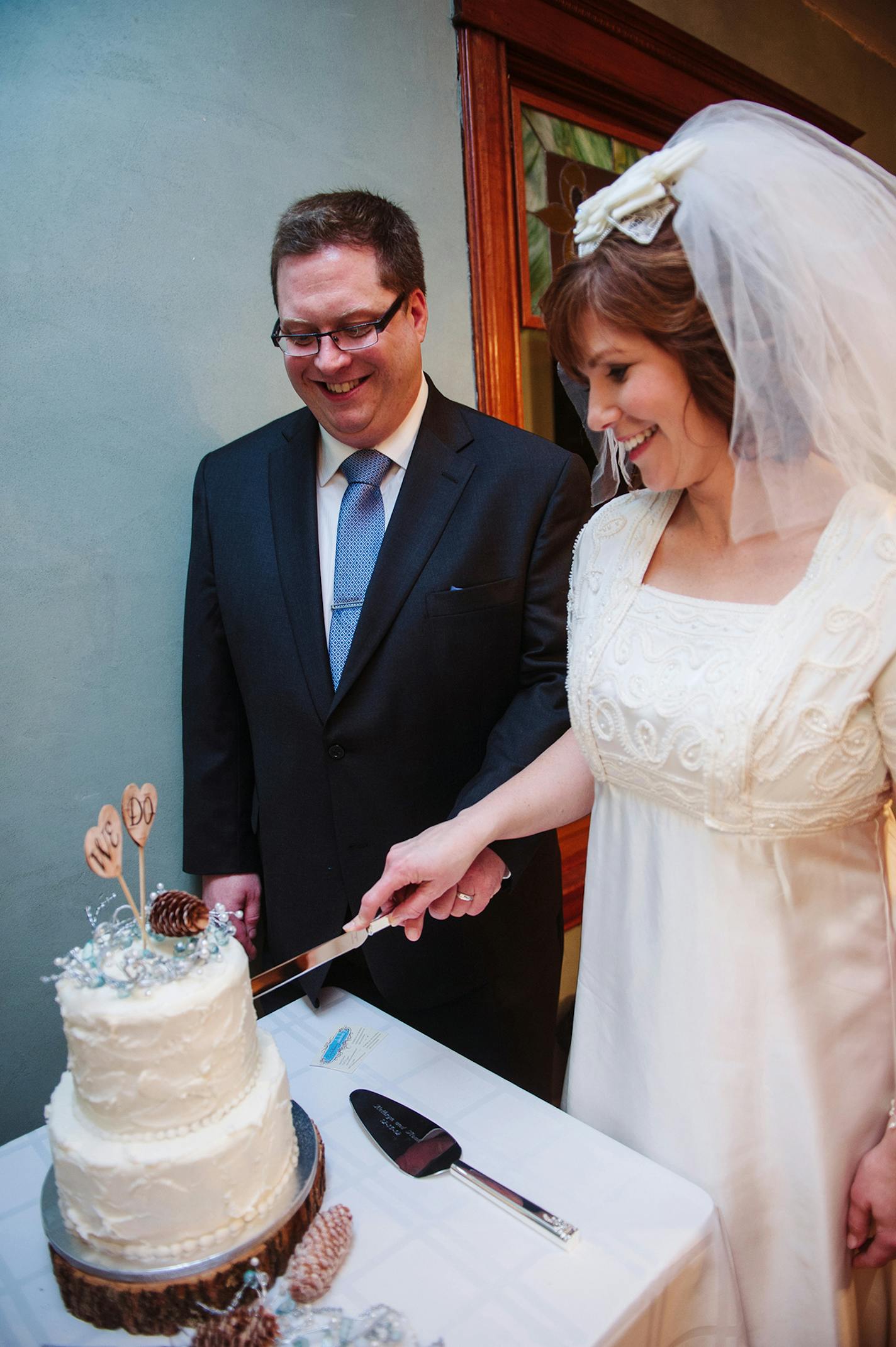 Article: Andrea&#x201a;&#xc4;&#xf4;s Vintage Photo 3: (298) Description: Cake cutting Names: Noah Barton & Kat Knudson Credit line: Becca Dilley Photography (In case I didn&#x201a;&#xc4;&#xf4;t mention, the veil was also from Andrea&#x201a;&#xc4;&#xf4;s.)