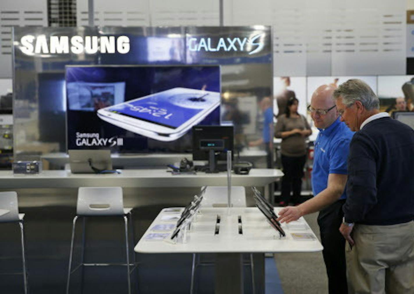 At the Best Buy store in Maple Grove, Samsung experience consultant Victor Fricano.]rtsong-taatarii@startribune.com At the Best Buy store in Maple Grove, Samsung experience consultant Victor Fricano will be competing the Apple hub right right door.]rtsong-taatarii@startribune.com ORG XMIT: MIN1304041718425495