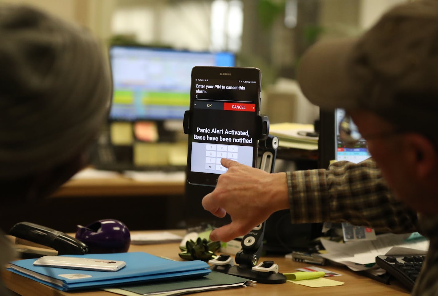 Trainer Mark Shields, right, shows taxi driver Mohamed Abdi how to use a tablet for work at Blue and White, Rainbow and ABC Taxis headquarters where taxi driver training was going on inside Thursday, Dec. 22, 2016, in St. Louis Park, MN.] (DAVID JOLES STARTRIBUNE)djoles@startribune.com Lack of training for Uber/Lyft drivers creates problems.** Mark Shields, Mohamed Abdi,cq