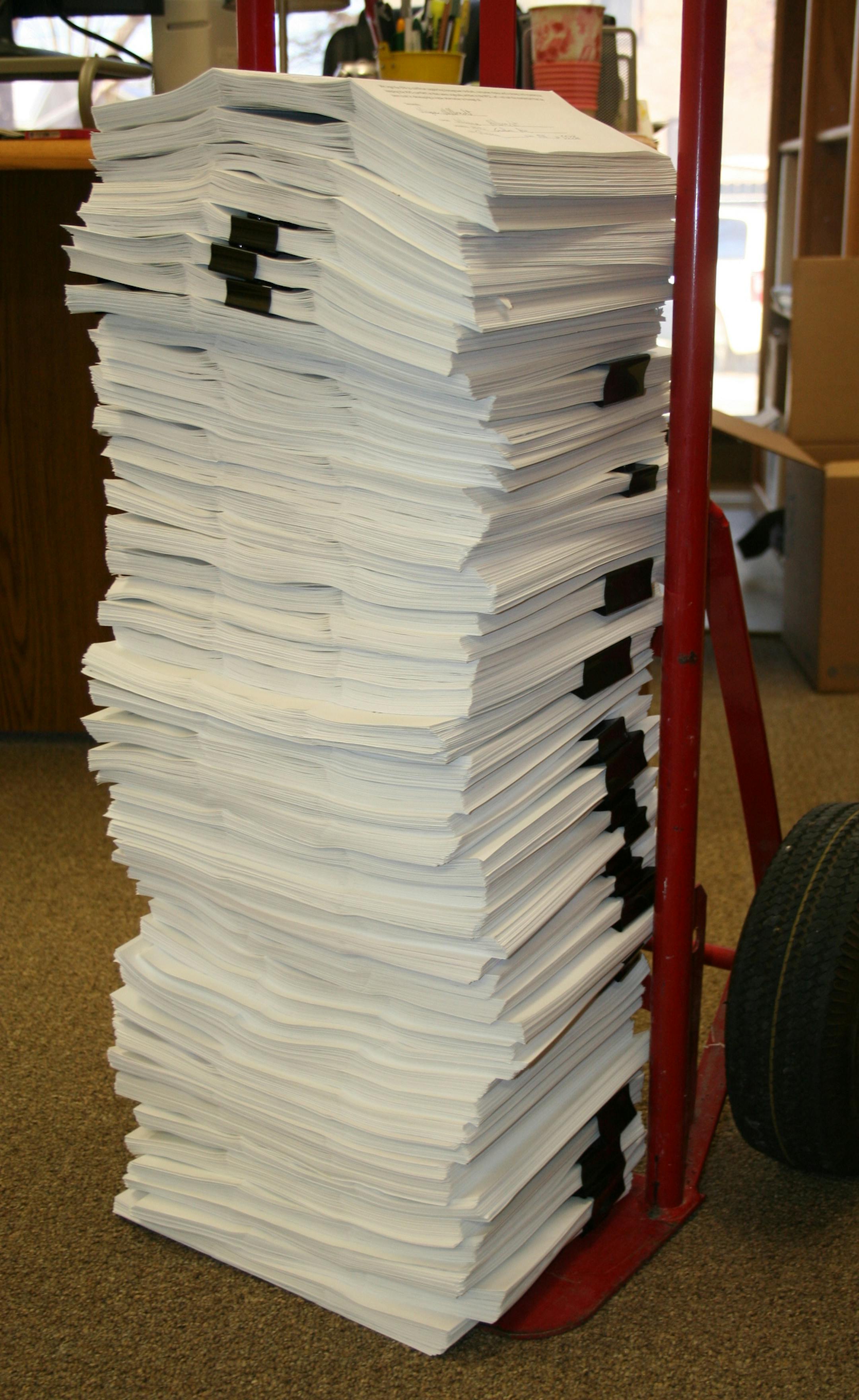 The Minnesota Corn Growers Association based in Shakopee, stacked up 7,000 letters it solicited from farmers and others opposing the U.S. Environmental Protection Agency plan to scale back the ethanol fuel-blending mandate. The EPA comment period on the proposal ends Tuesday, Jan 28, 2014.