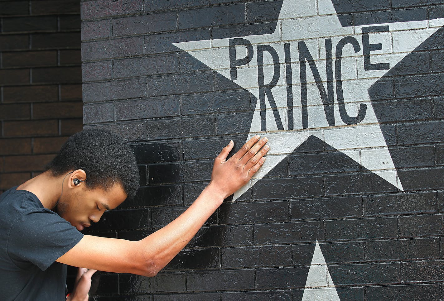 Antonio Carnell, 20, took a moment to touch Prince's star as many gathered at First Avenue after news of his death was made, Thursday, April 21, 2016 in Minneapolis, MN. ] (ELIZABETH FLORES/STAR TRIBUNE) ELIZABETH FLORES &#x2022; eflores@startribune.com