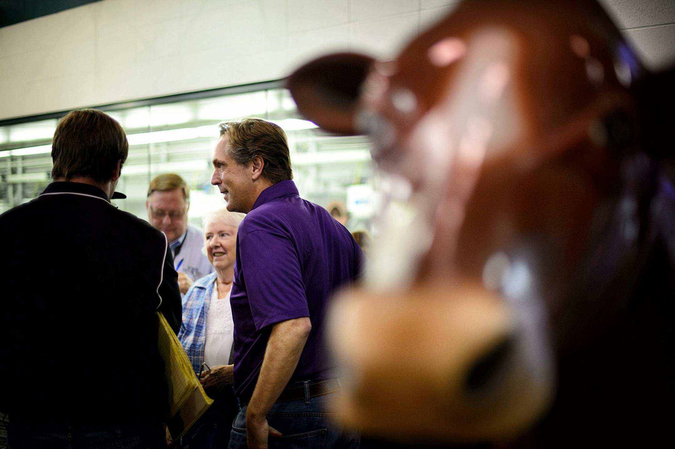 GOP Senate candidate Mike McFadden laughed with Larry and Evy Walters of Brooklyn Park in the State Fair Cattle Barn. Larry Walters then asked if he could see son Connor's scar from where Mike removed the stitches, featured in his current Television ad. ] Falcon Heights , MN -- Thursday, August 28, 2014. GLEN STUBBE * gstubbe@startribune.com
