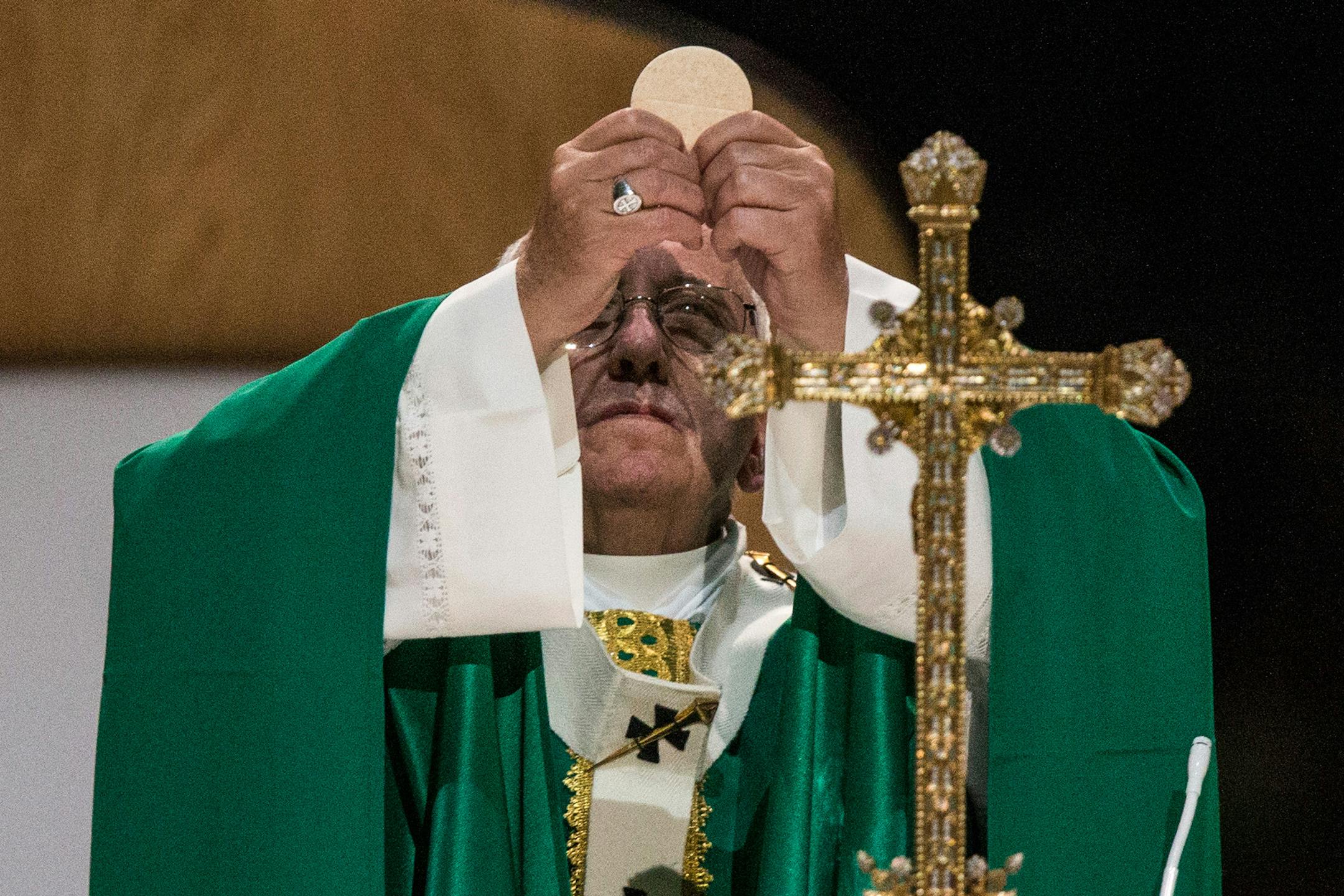 Pope Francis prepares communion at Madison Square Garden, Friday, Sept. 25, 2015 in New York City. (Andrew Burton/Pool Photo via AP)
