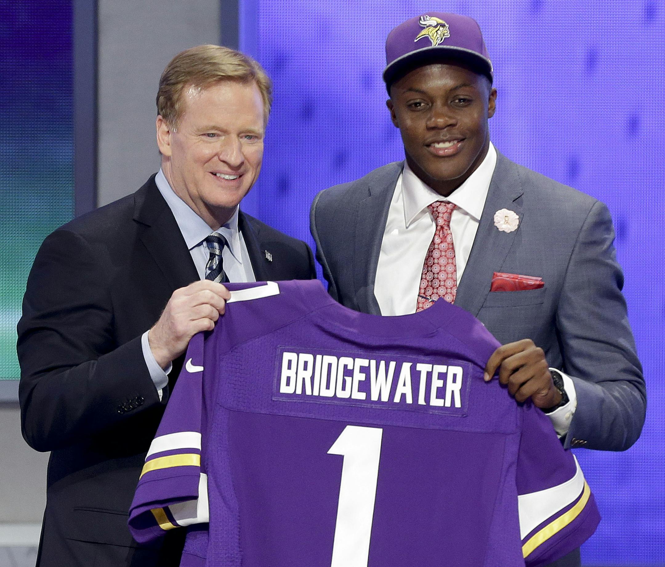 Louisville quarterback Teddy Bridgewater poses with NFL commissioner Roger Goodell after being selected by the Minnesota Vikings as the 32 pick in the first round of the 2014 NFL Draft, Thursday, May 8, 2014, in New York. (AP Photo/Frank Franklin II)