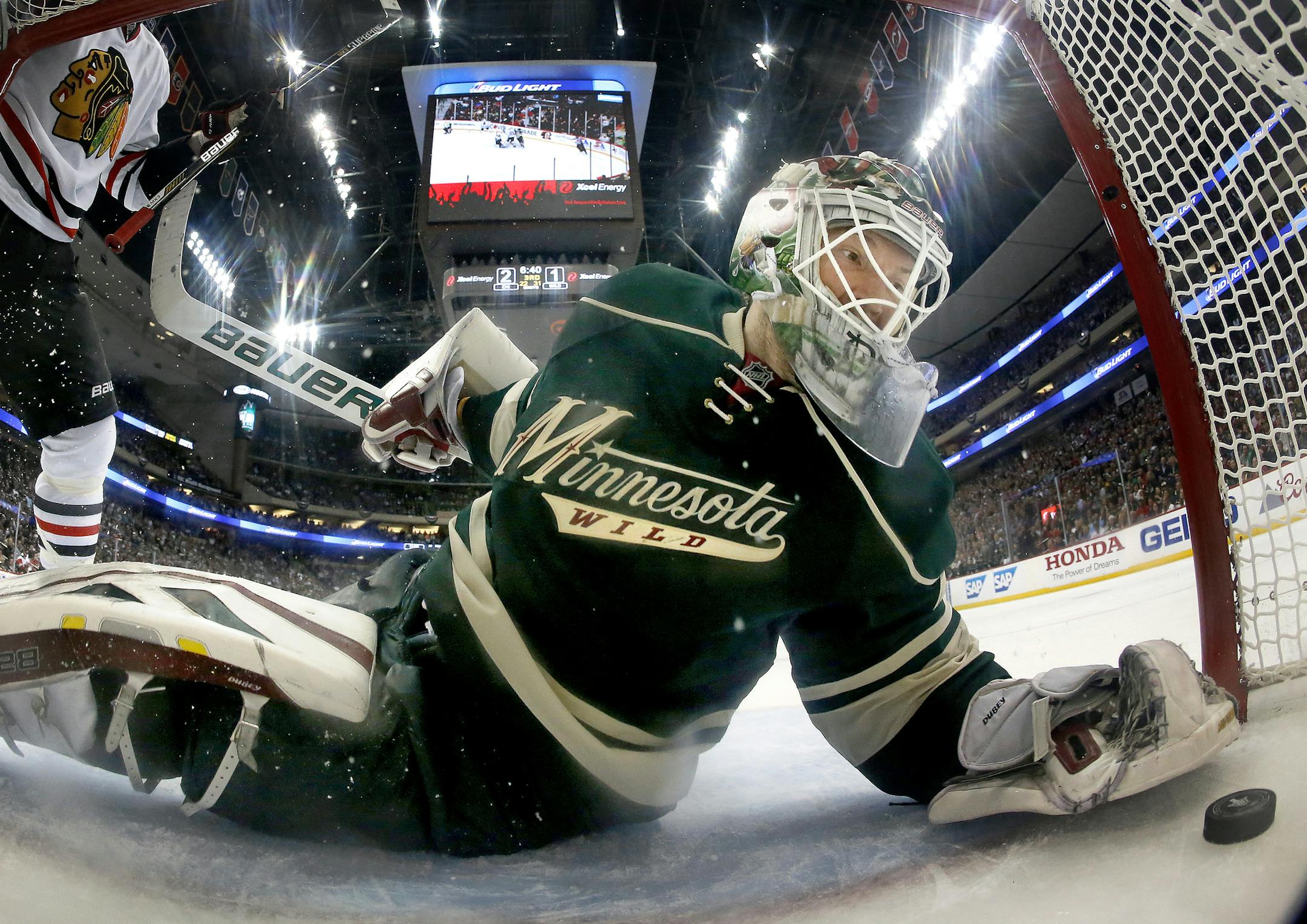Patrick Kane (88) got the puck past Wild goalie Devan Dubnyk (40) for a goal in the third period. ] CARLOS GONZALEZ cgonzalez@startribune.com, May 7, 2015, St. Paul, MN, Xcel Energy Center, NHL, Minnesota Wild vs. Chicago Blackhawks, Game 4, Stanley Cup Playoffs, Round 2 ORG XMIT: MIN1505072334431211