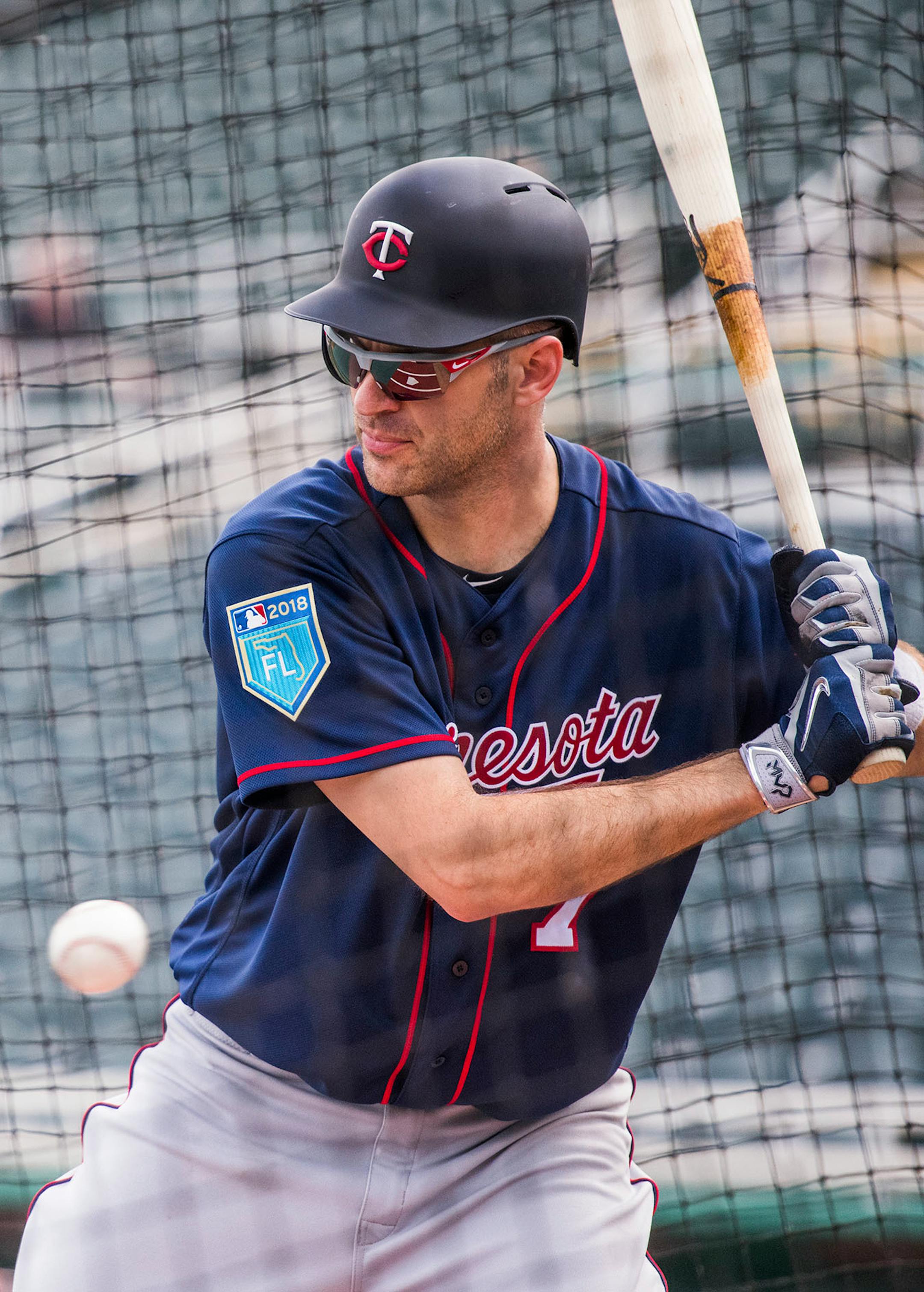 Twins first baseman Joe Mauer (7) practiced his swing.