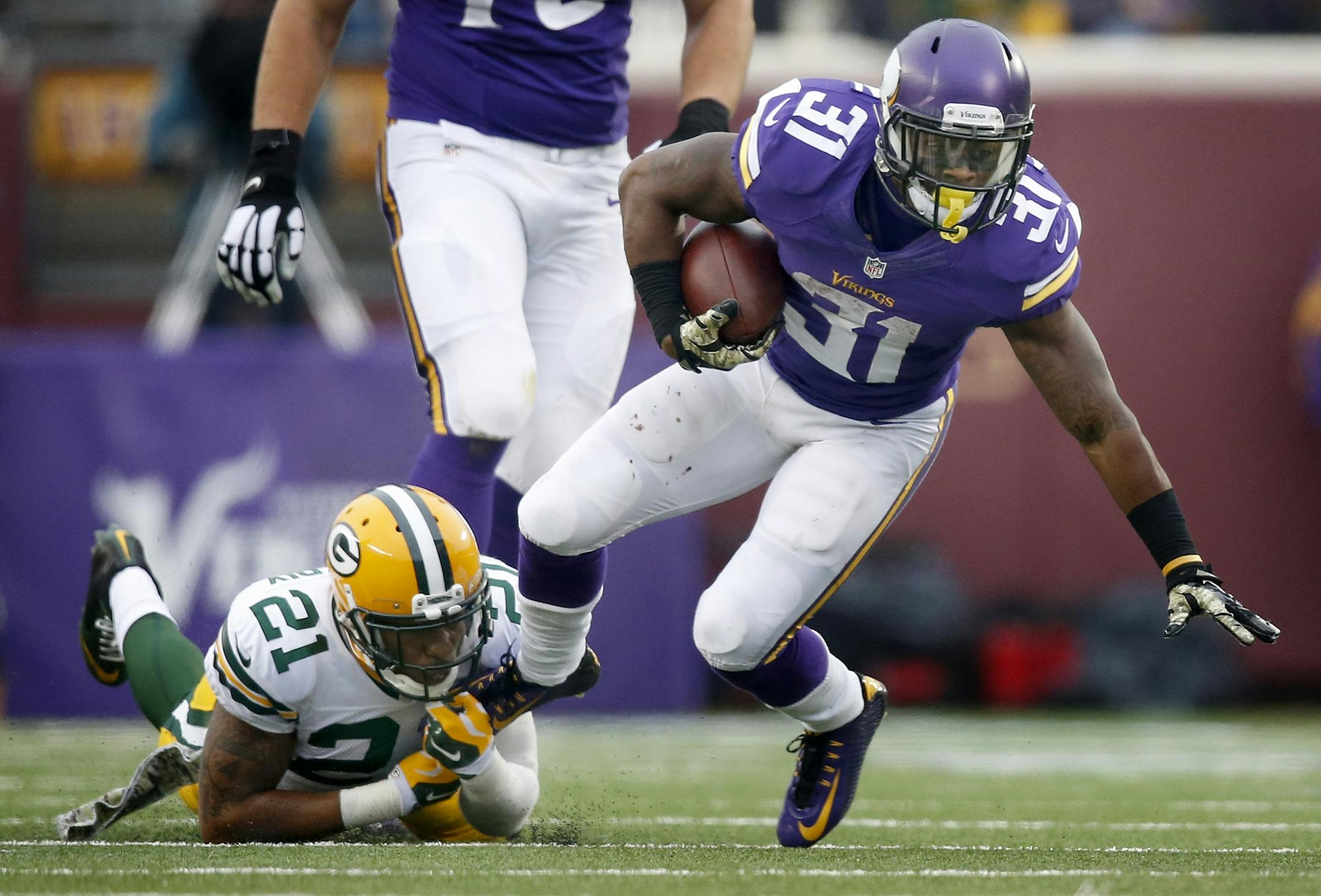 Jerick McKinnon (31) was brought down by Ha Ha Clinton Dix (21) in the third quarter. Green Bay beat Minnesota by a final score of 24-21.