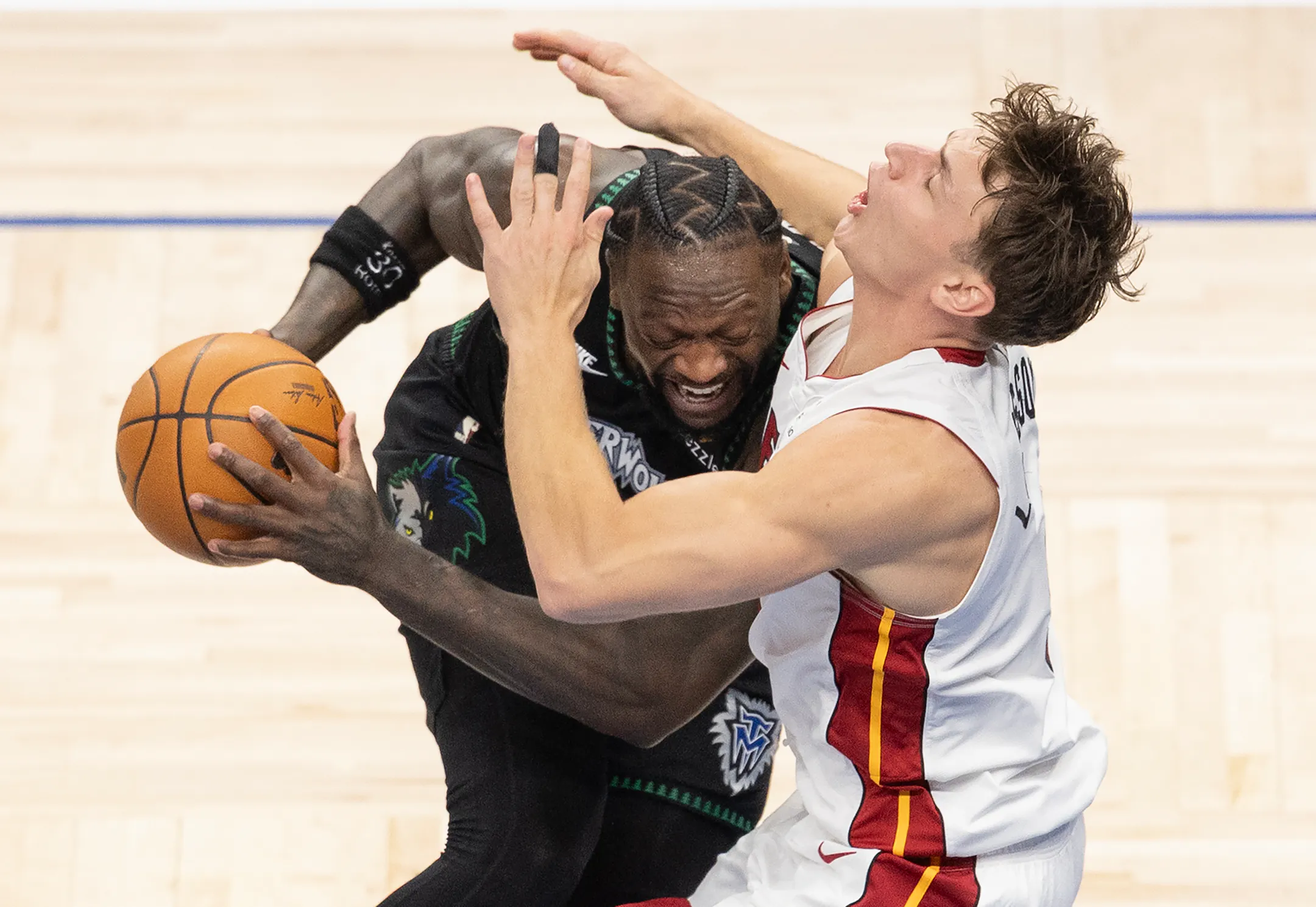 Timberwolves get strong games from Randle, Gobert to beat Heat
