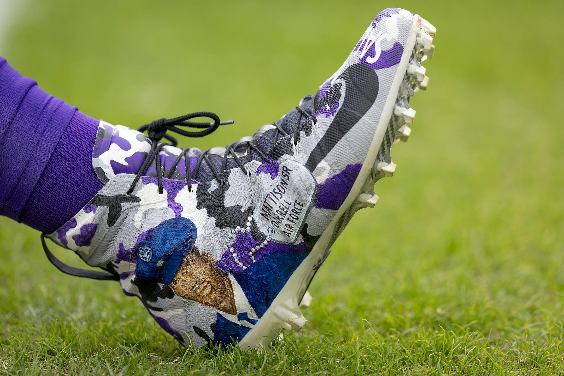Vikings running back Alexander Mattison (2) wears honor cleats during the game.