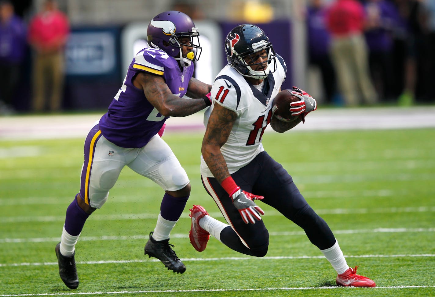 Vikings cornerback Captain Munnerlyn, left.