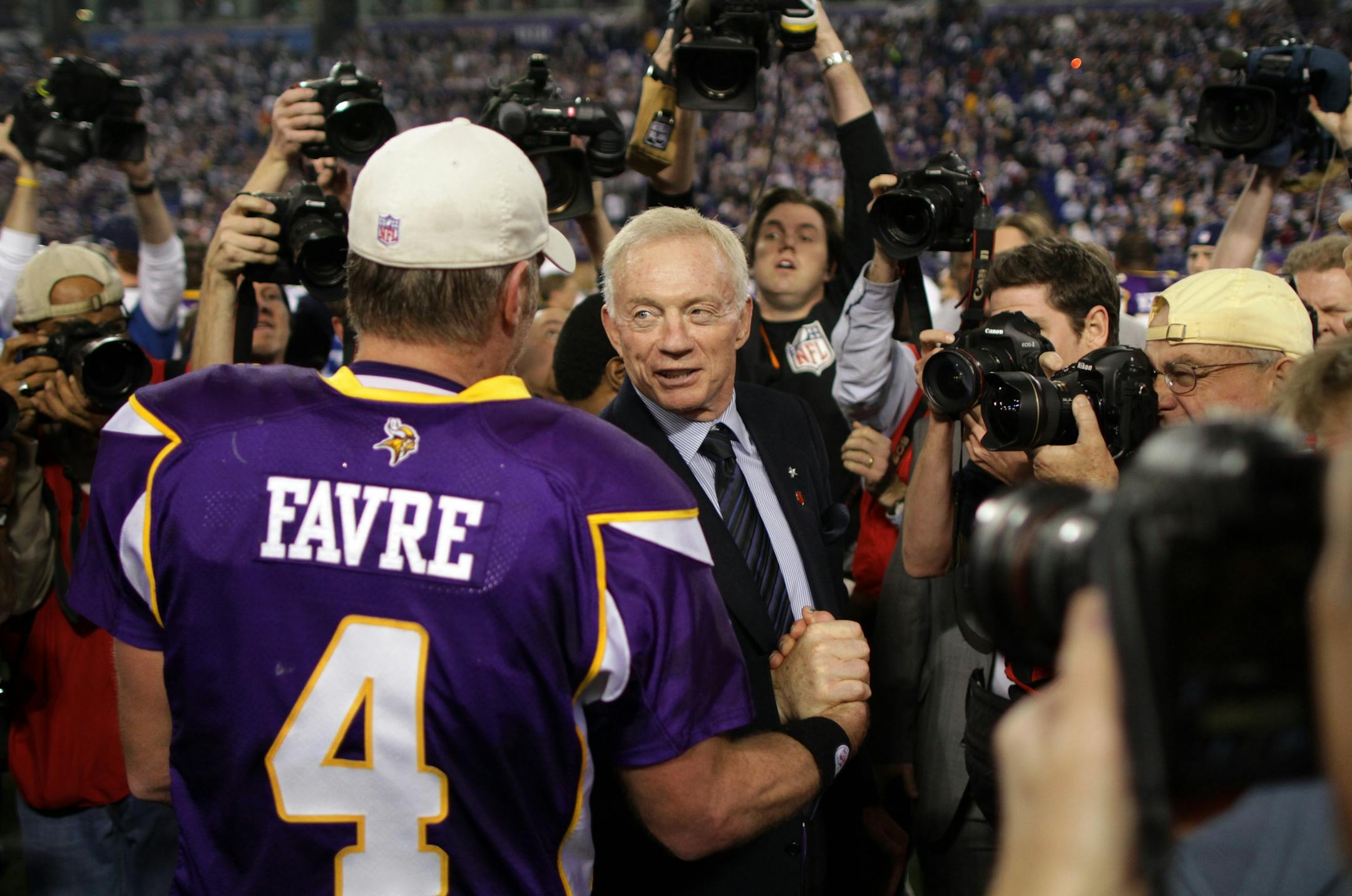 Vikings quarterback Brett Favre gave a handshake to Cowboys owner Jerry Jones after the Vikings beat the Cowboys 34-3 Sunday at the Metrodome.