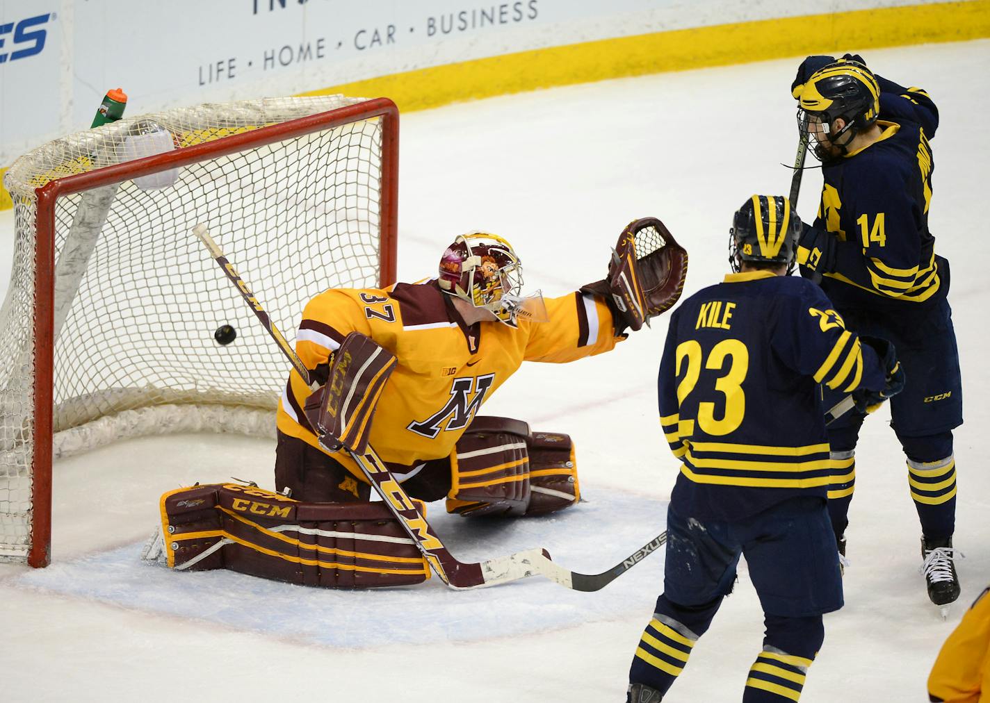 Michigan forward Tyler Motte (14) scored a goal on Minnesota Gophers goalie Eric Schierhorn in the third period Saturday.