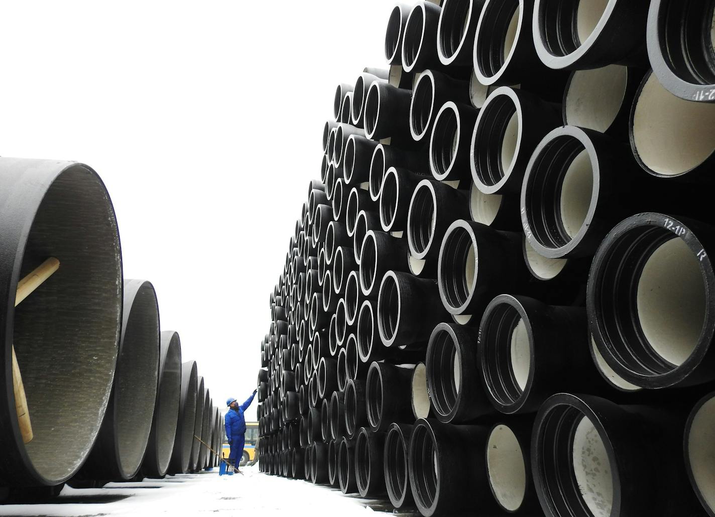 A Chinese worker checks steel pipe made in China to be shipped abroad at the Port of Lianyungang in Lianyungang city, east China's Jiangsu province, 31 January 2018. China's manufacturing sector expanded at a slower pace in January, official data showed Wednesday (31 January 2018). The country's manufacturing purchasing managers' index (PMI) came in at 51.3 this month, decelerating from 51.6 in December, according to the National Bureau of Statistics (NBS). A reading above 50 indicates expansion