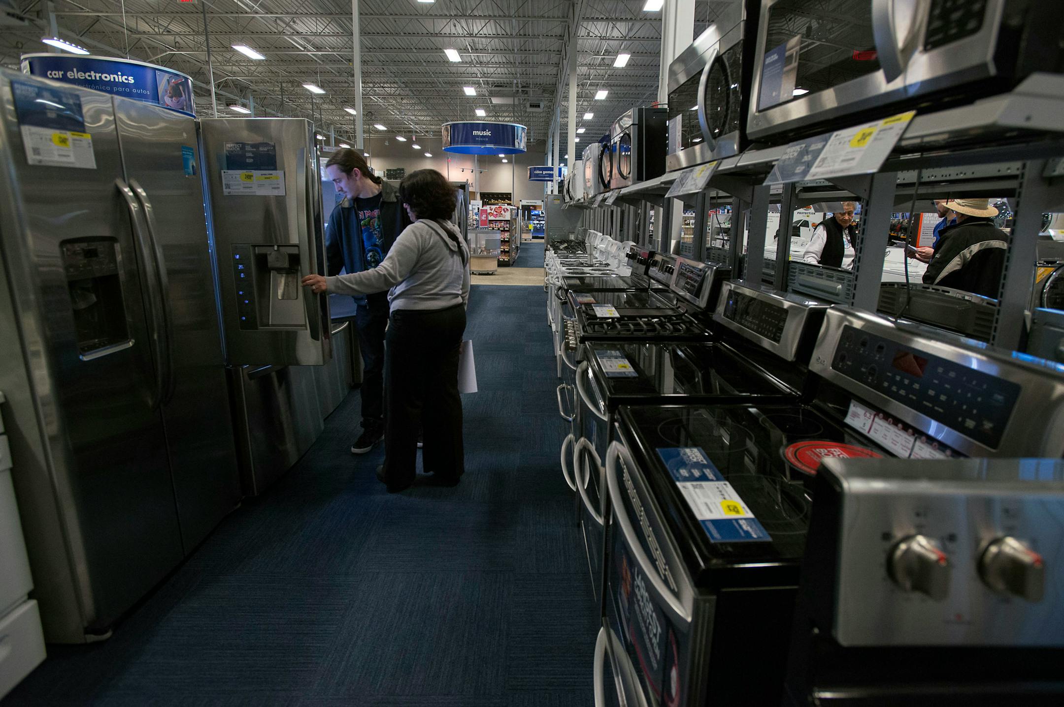 Shoppers view a refrigerator at a Best Buy Co. store in San Francisco, California, U.S. on Wednesday, Jan. 30, 2013. Consumer spending in the U.S. climbed in December as incomes grew by the most in eight years, a sign the biggest part of the economy was contributing to the expansion as the year drew to a close. Photographer: David Paul Morris/Bloomberg