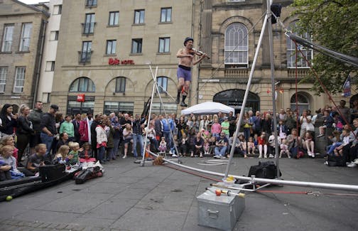 A street entertainer just off the Royal Mile during the 70th edition of the Edinburgh Fringe Festival in Scotland, Aug. 13, 2017. Edinburgh&#x2019;s Fringe festival has become the world&#x2019;s biggest arts extravaganza. Some say it is too big, too costly and maybe even too funny. (Jane Stockdale/The New York Times) ORG XMIT: XNYT144