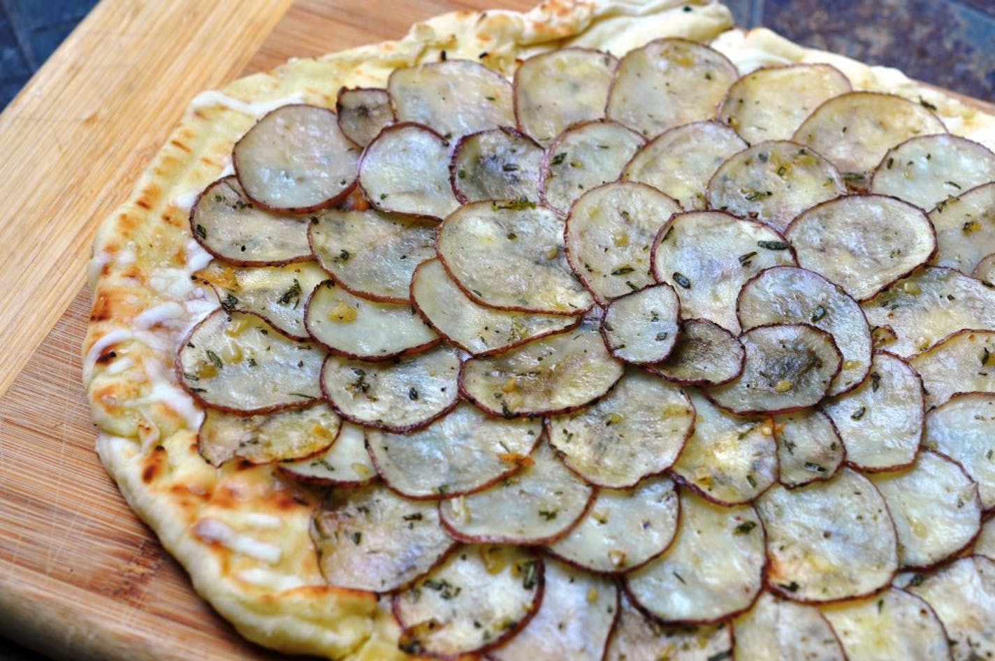 Grilled pizza with thinly sliced potatoes.